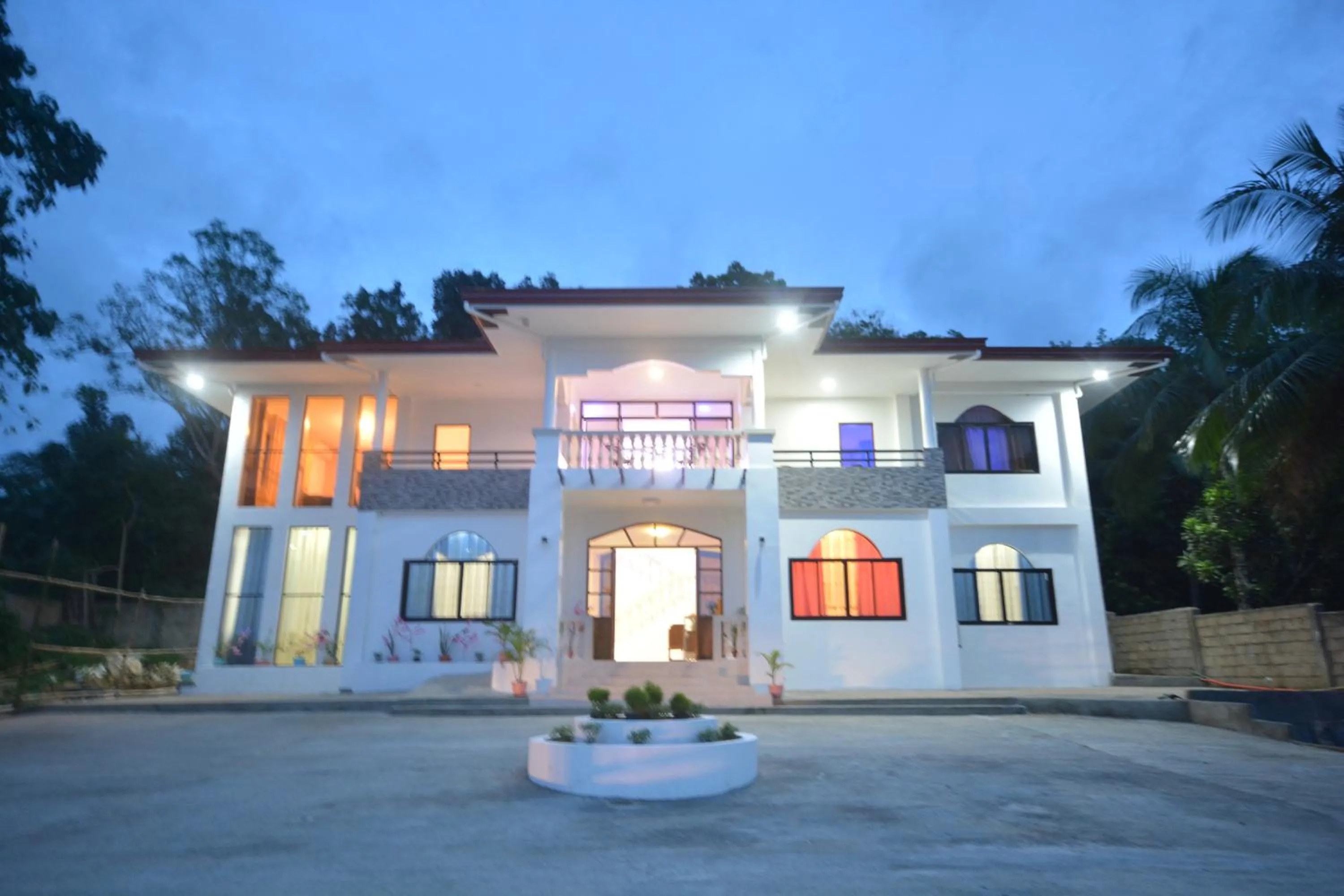 Property building in White Summerville Tourist Inn