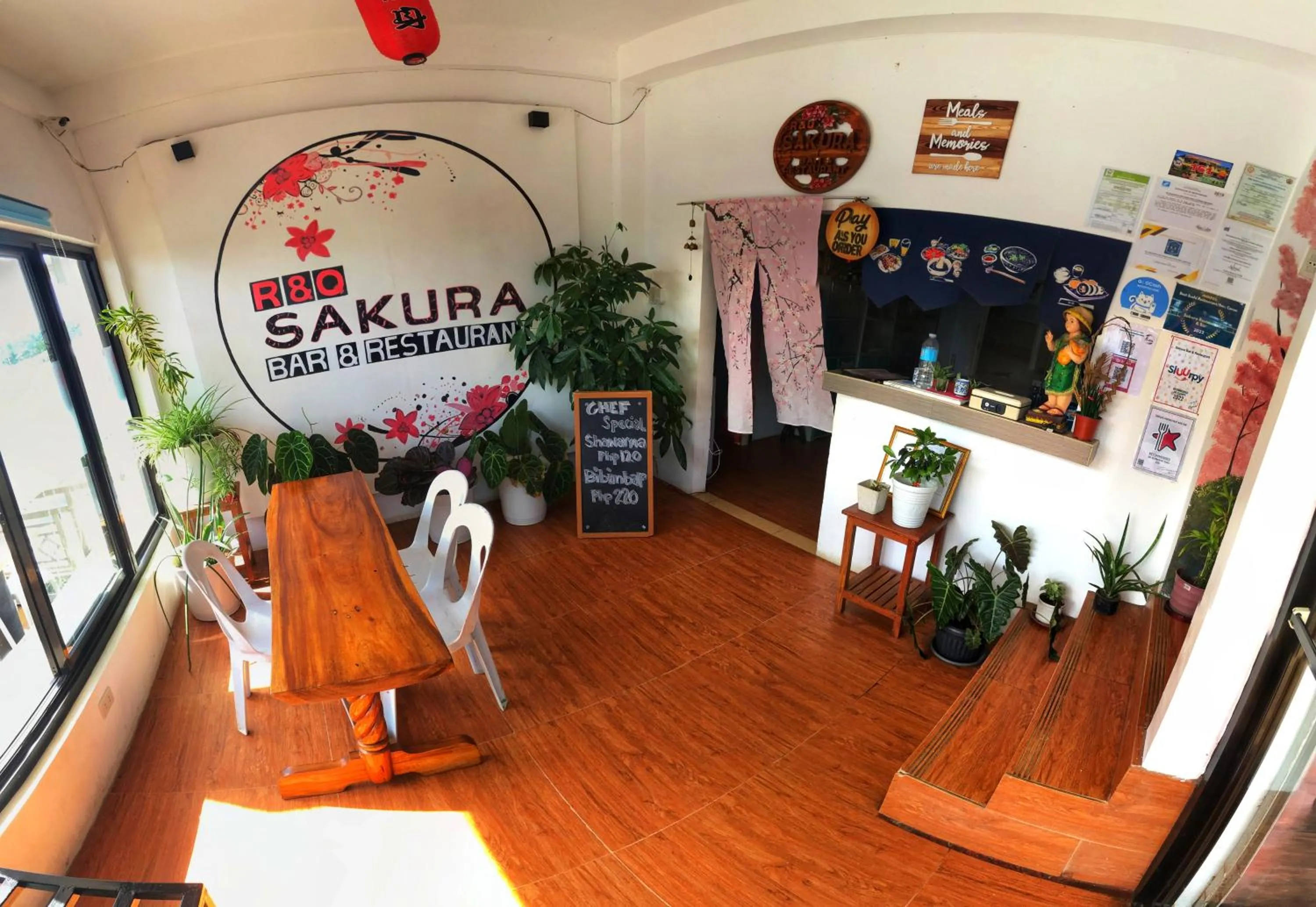 Restaurant/places to eat in White Summerville Tourist Inn