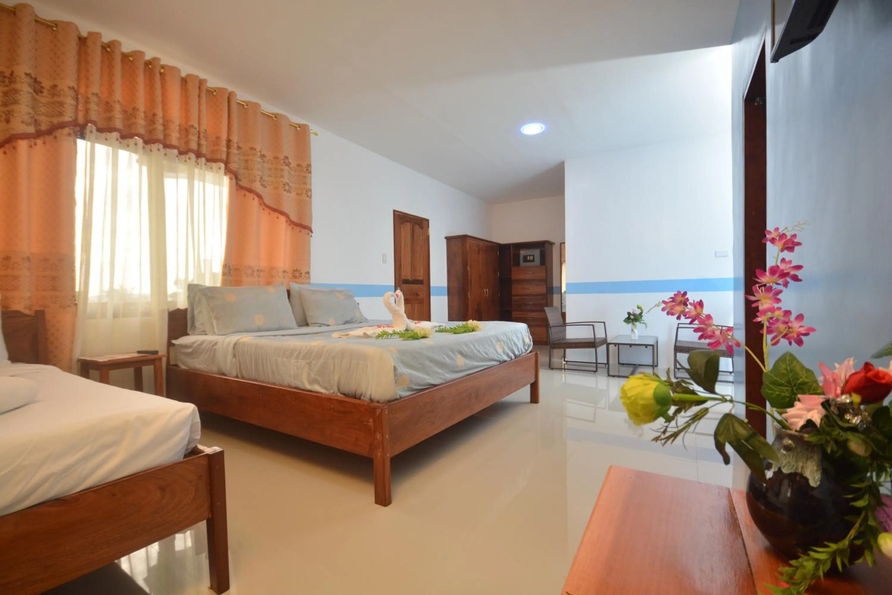 Bed in White Summerville Tourist Inn