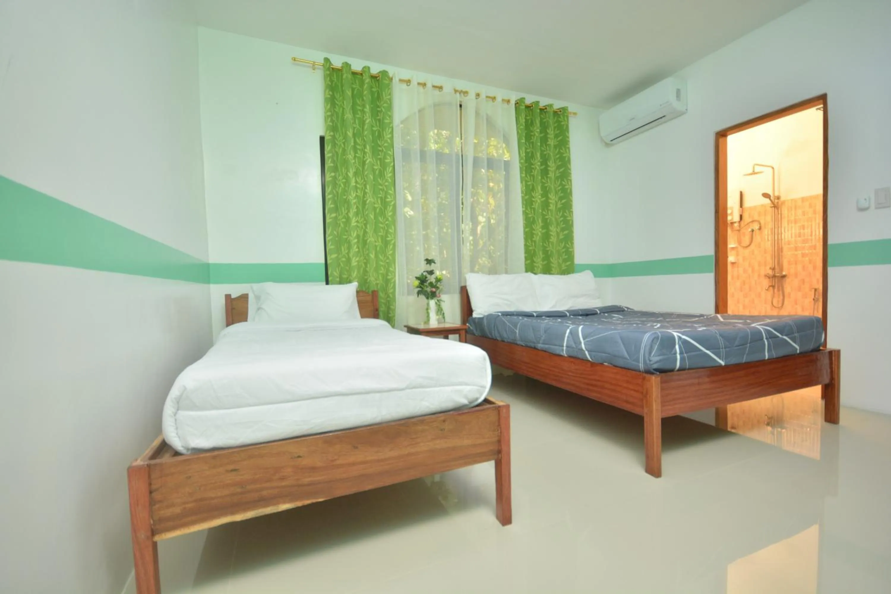 Bedroom, Bed in White Summerville Tourist Inn