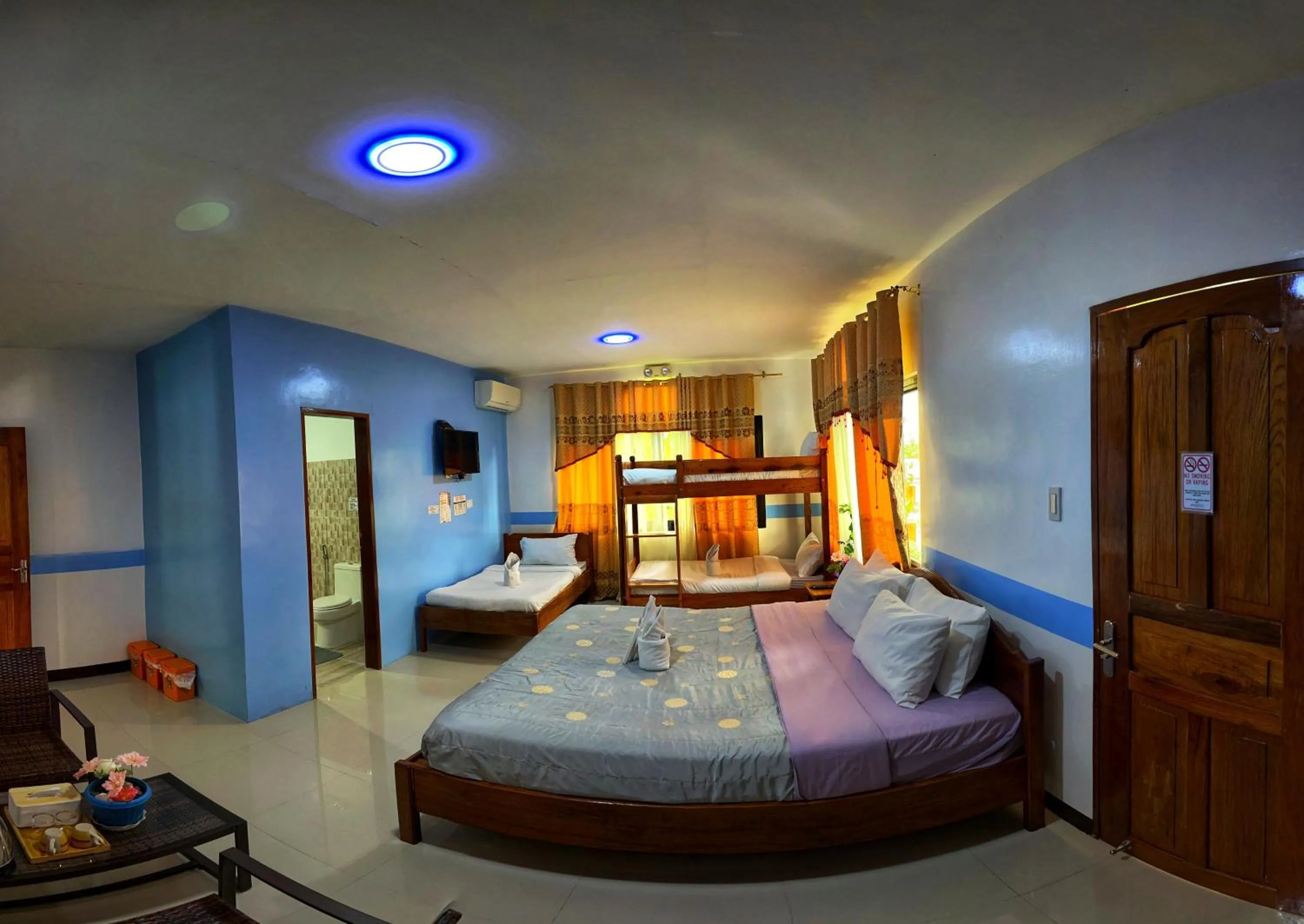 Bedroom, Bed in White Summerville Tourist Inn