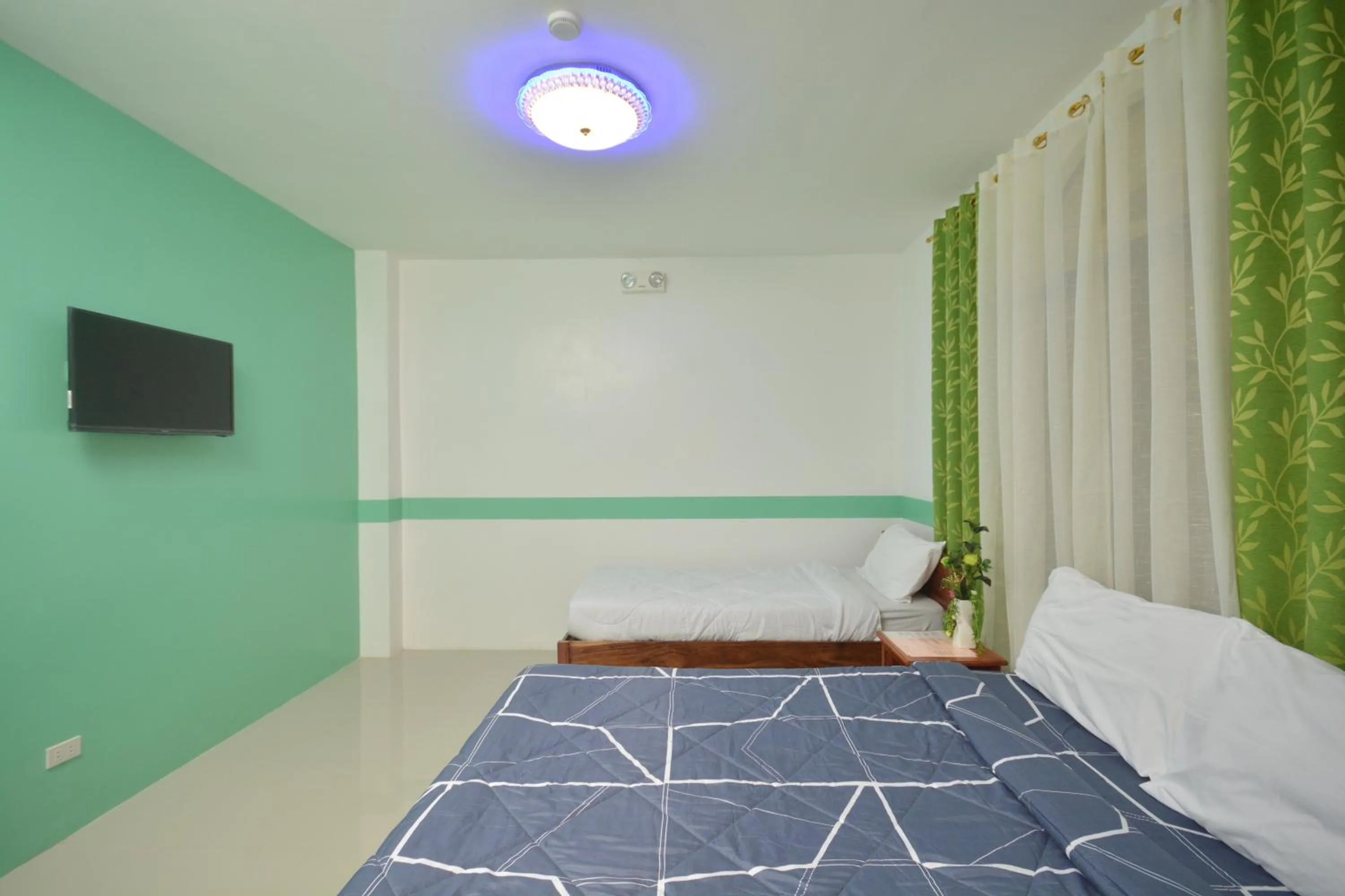 Bed in White Summerville Tourist Inn