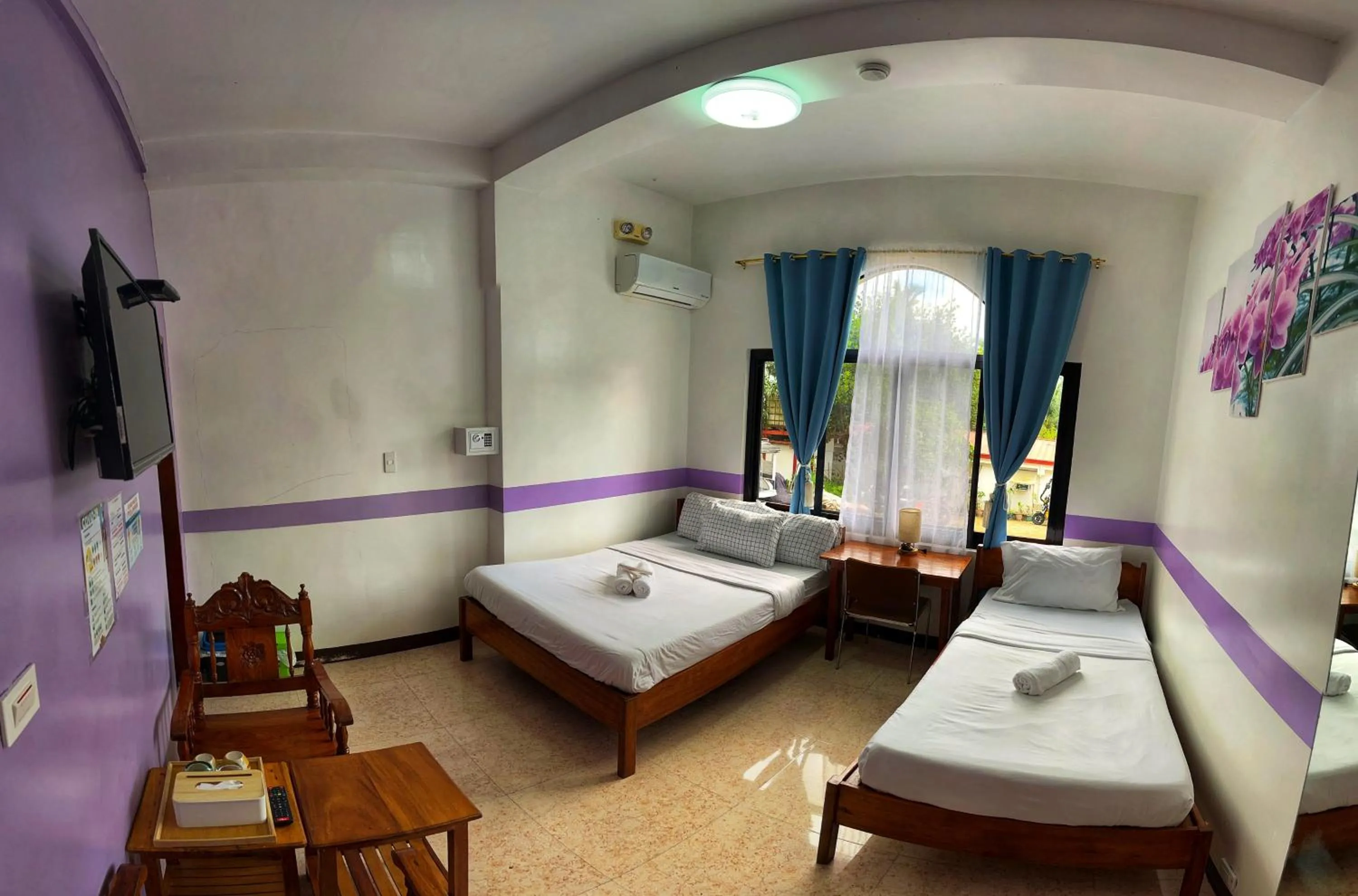 Bedroom, Bed in White Summerville Tourist Inn