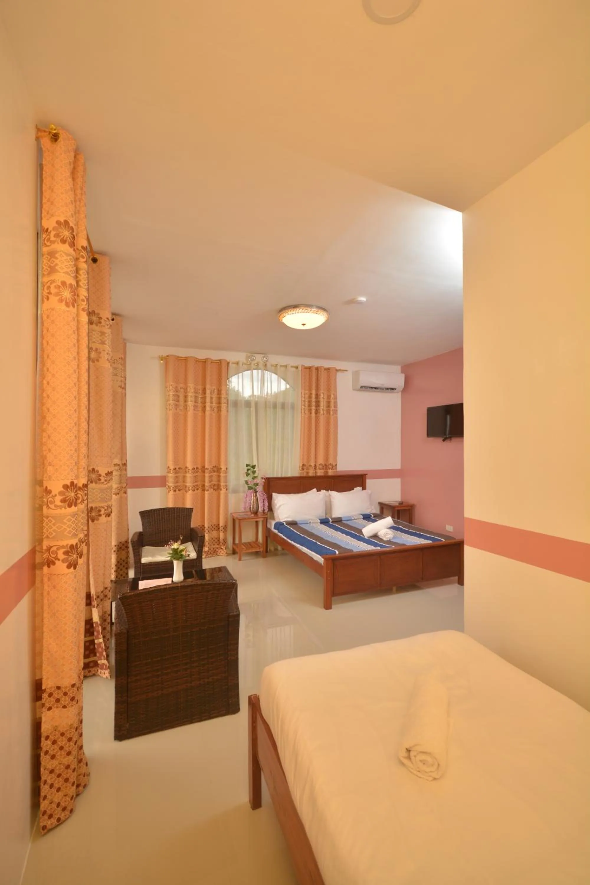 Bedroom, Bed in White Summerville Tourist Inn