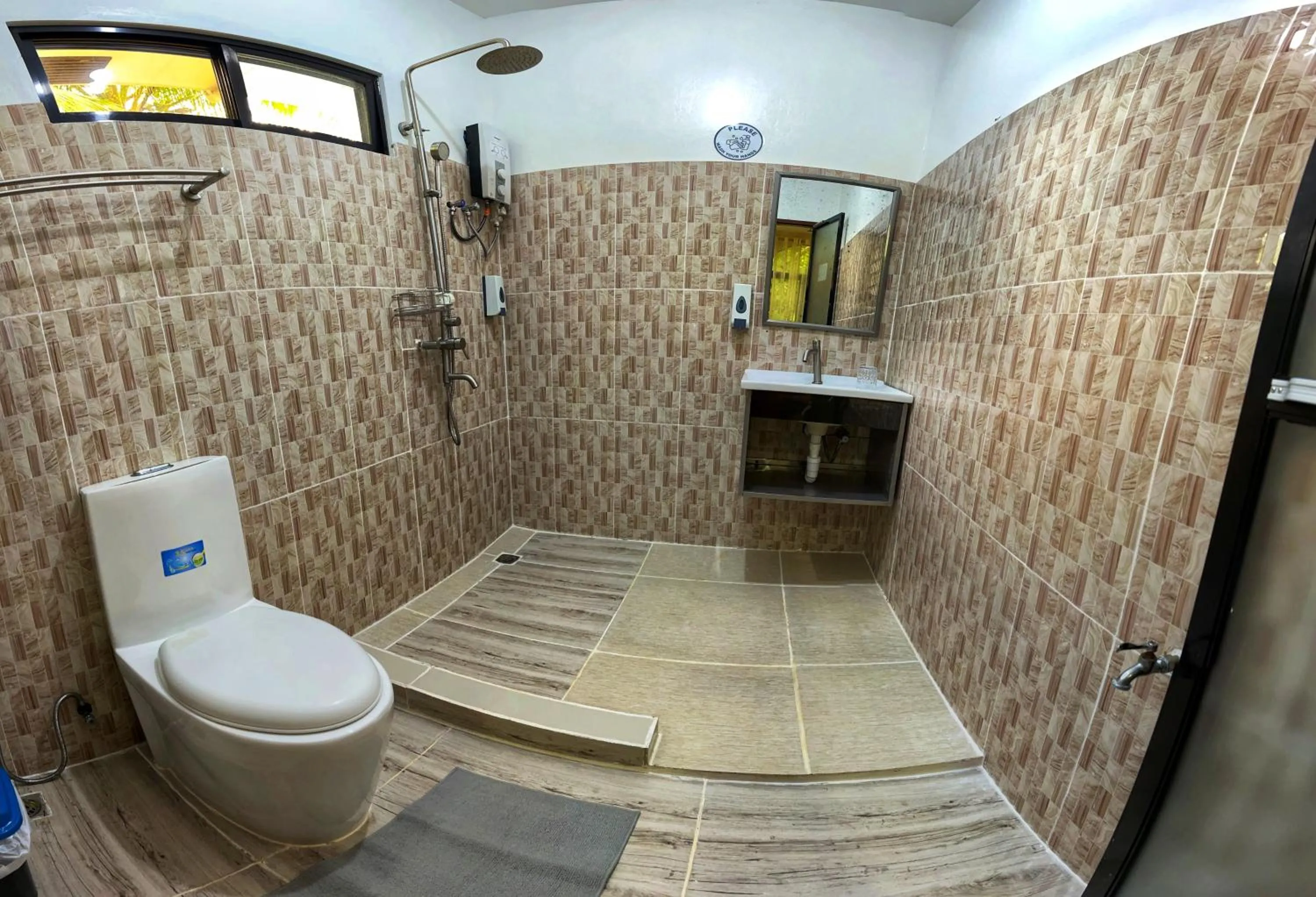 Bathroom in White Summerville Tourist Inn