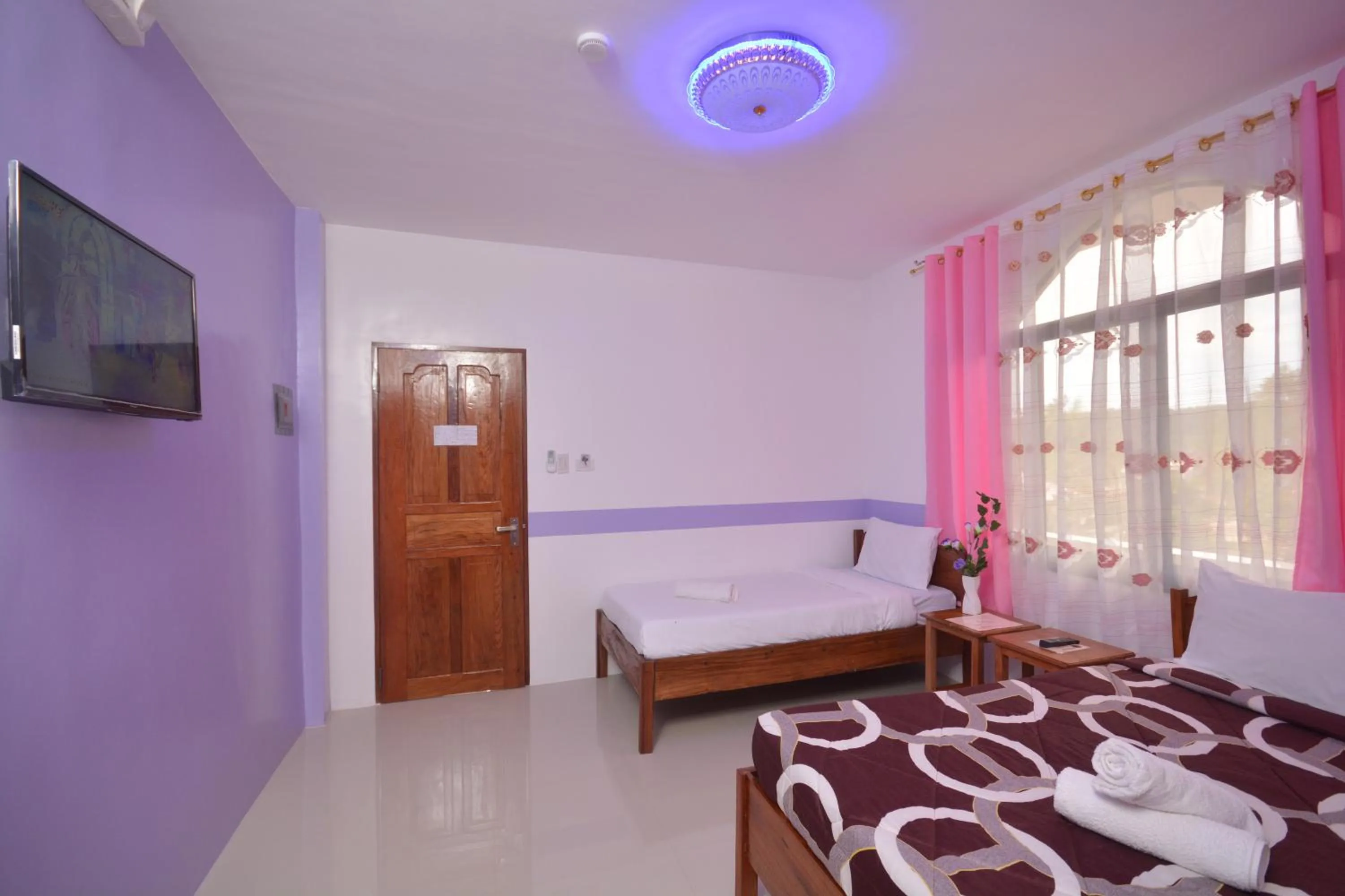 Bedroom, Bed in White Summerville Tourist Inn