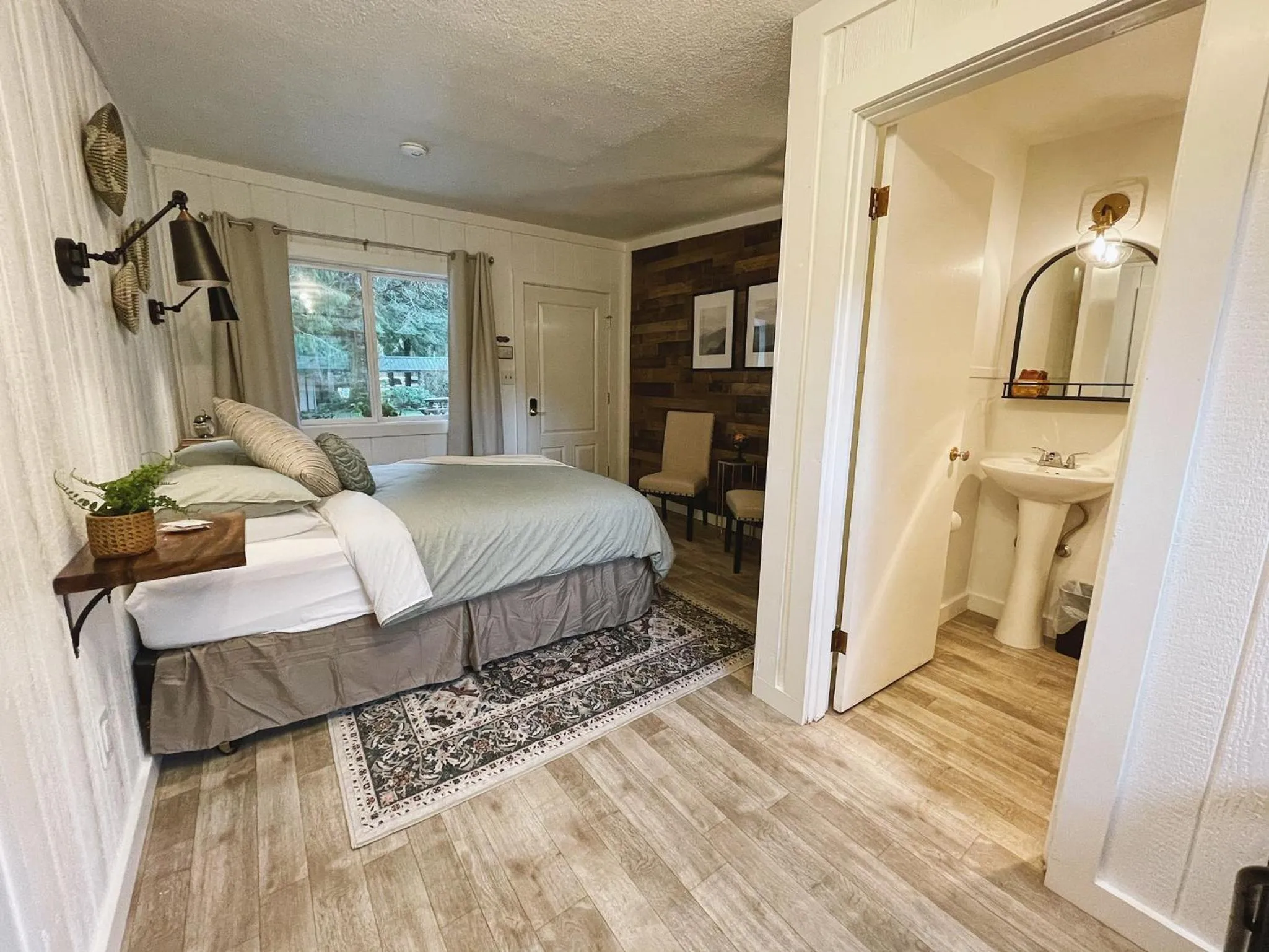 Bed in Emerald Valley Inn