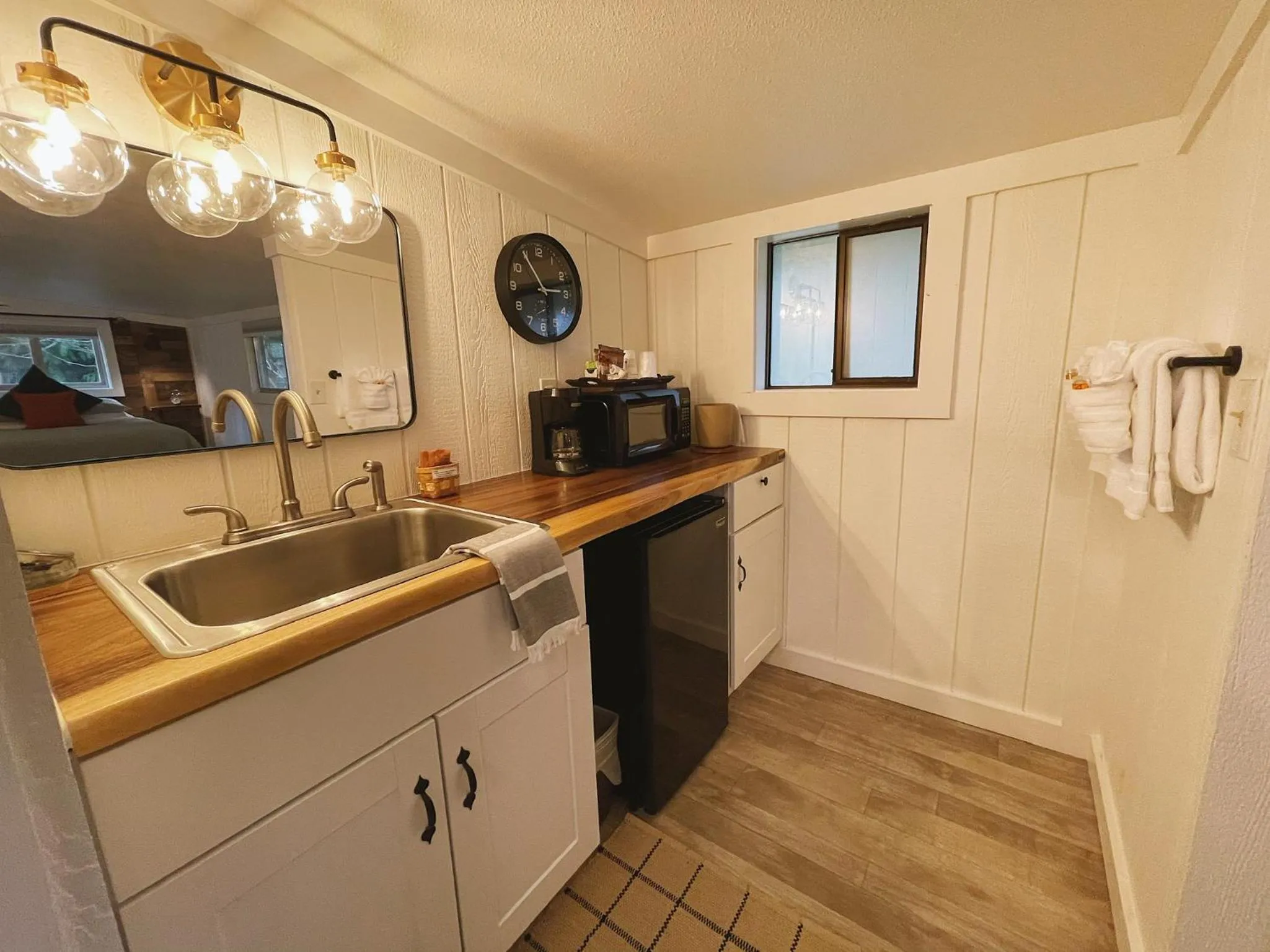 Kitchen or kitchenette in Emerald Valley Inn