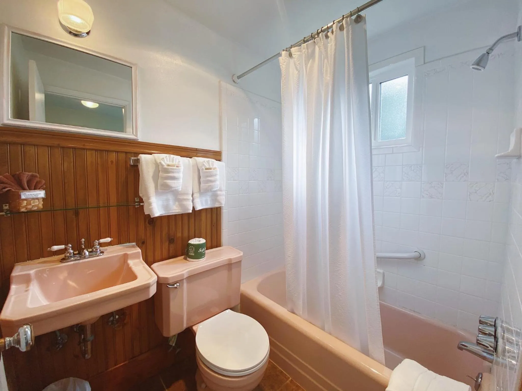 Bathroom in Emerald Valley Inn