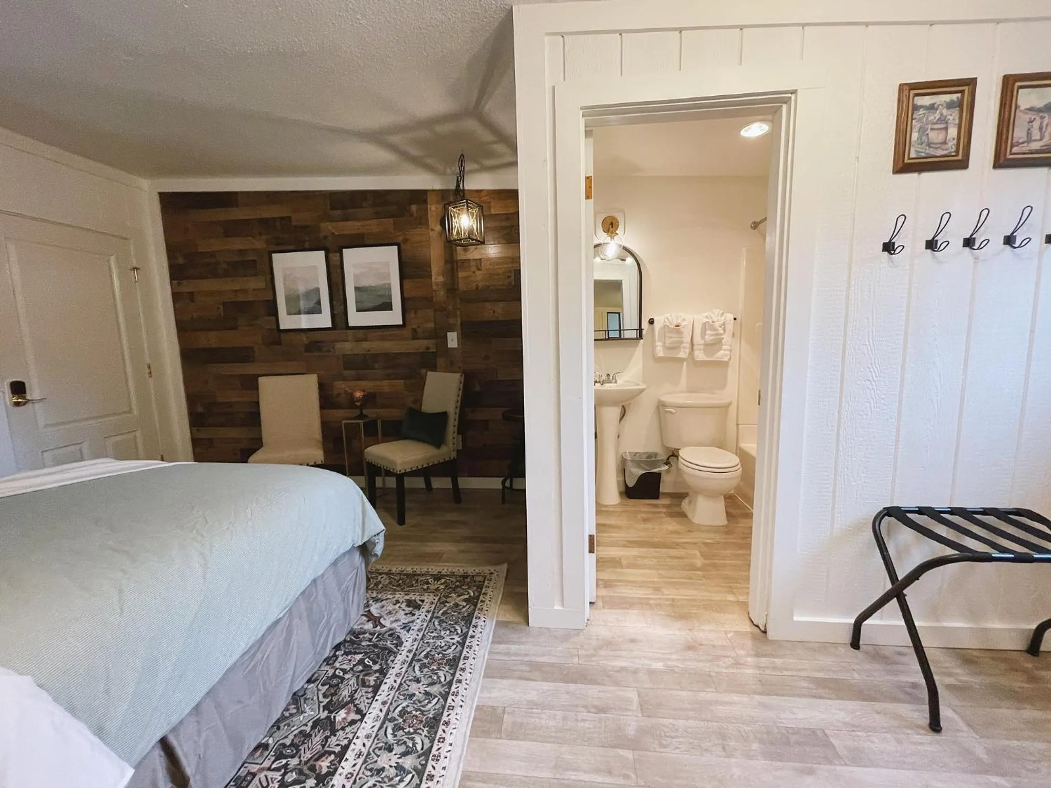 Bed in Emerald Valley Inn