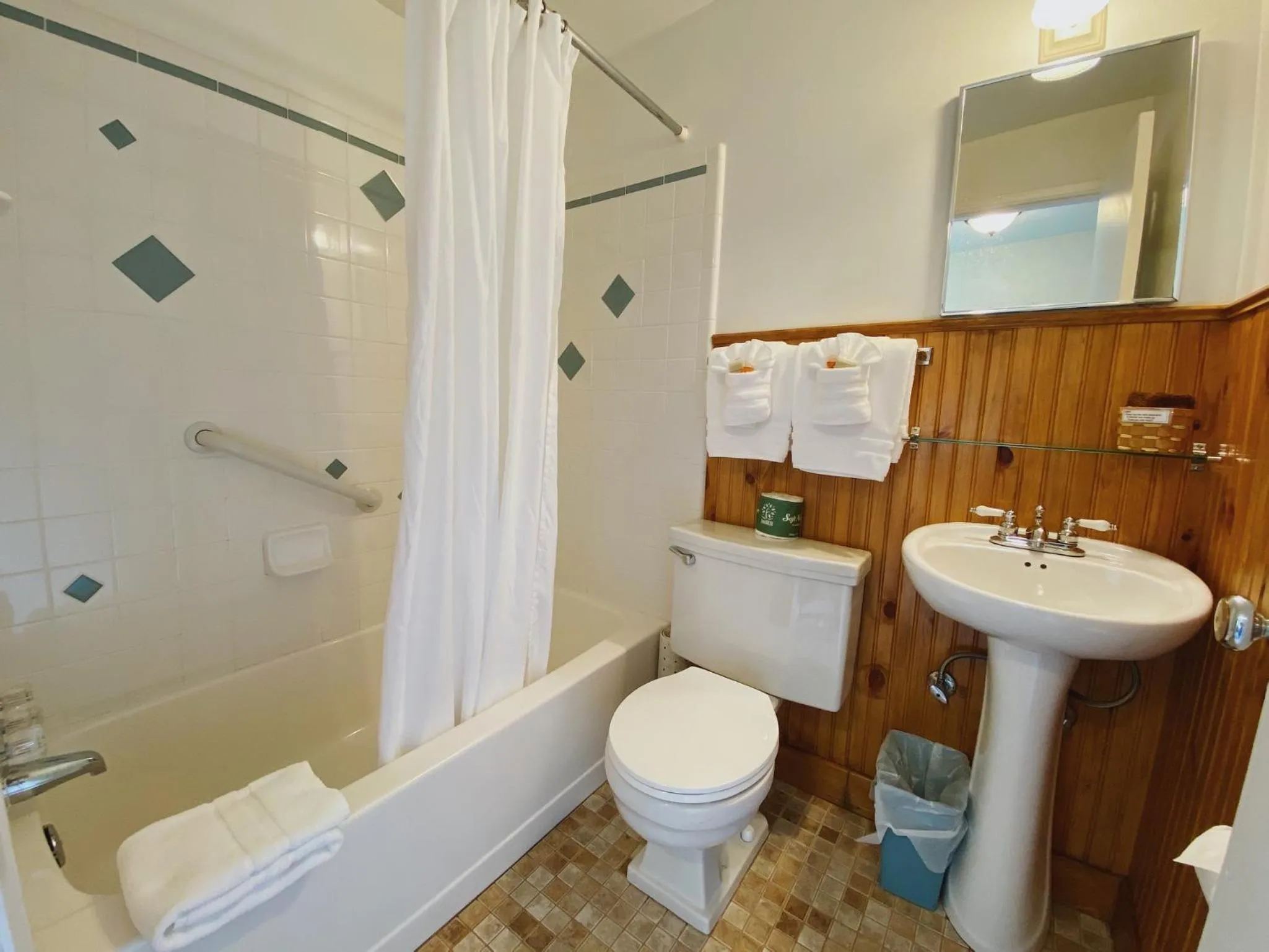 Bathroom in Emerald Valley Inn