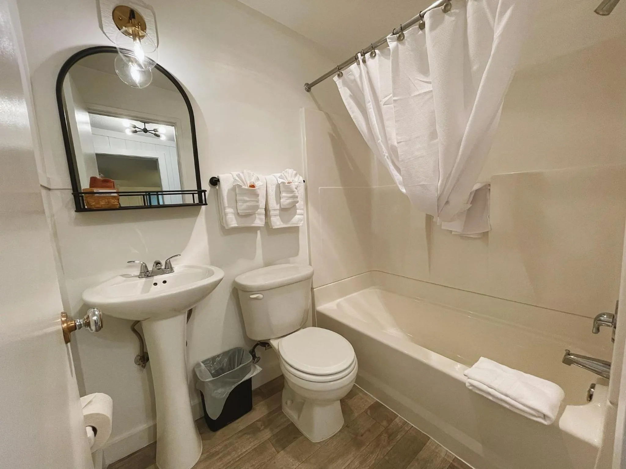 Bathroom in Emerald Valley Inn