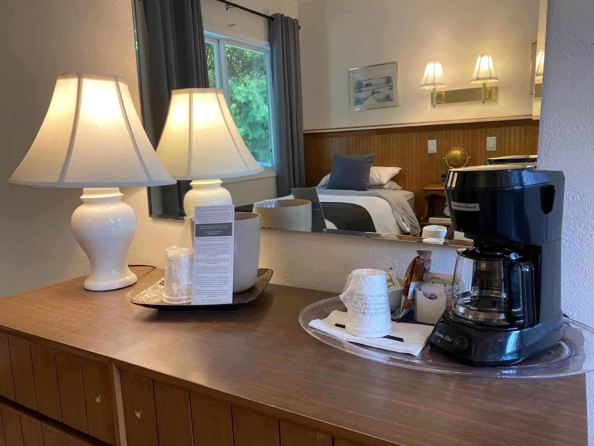 Coffee/tea facilities in Emerald Valley Inn