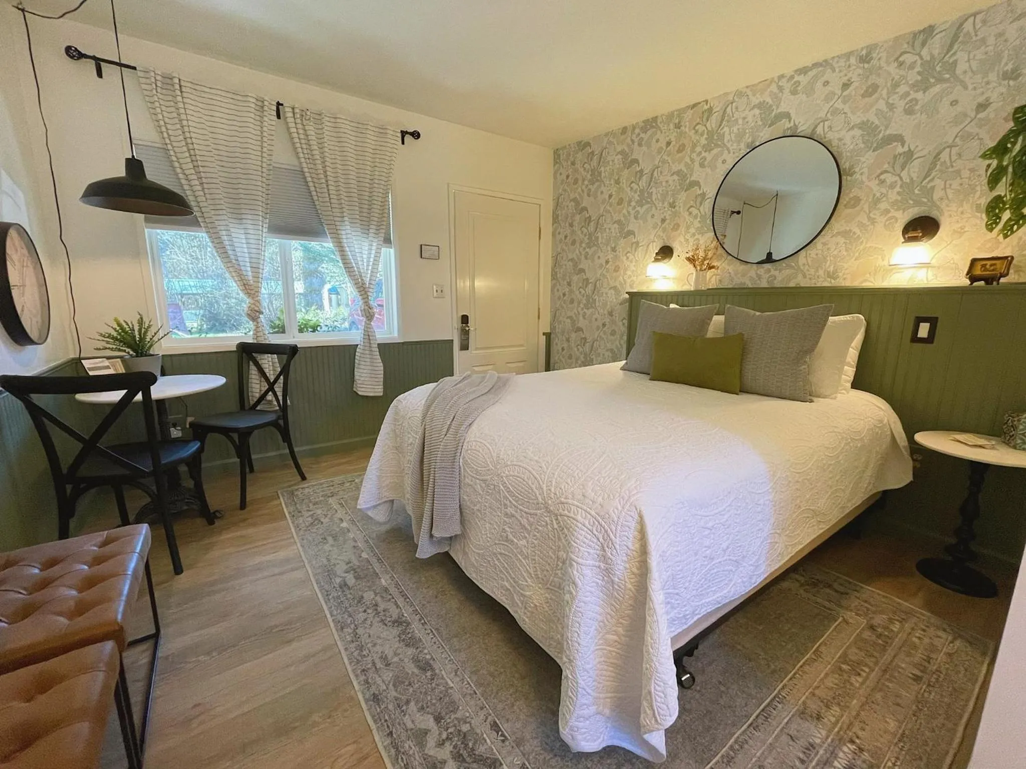 Bed in Emerald Valley Inn