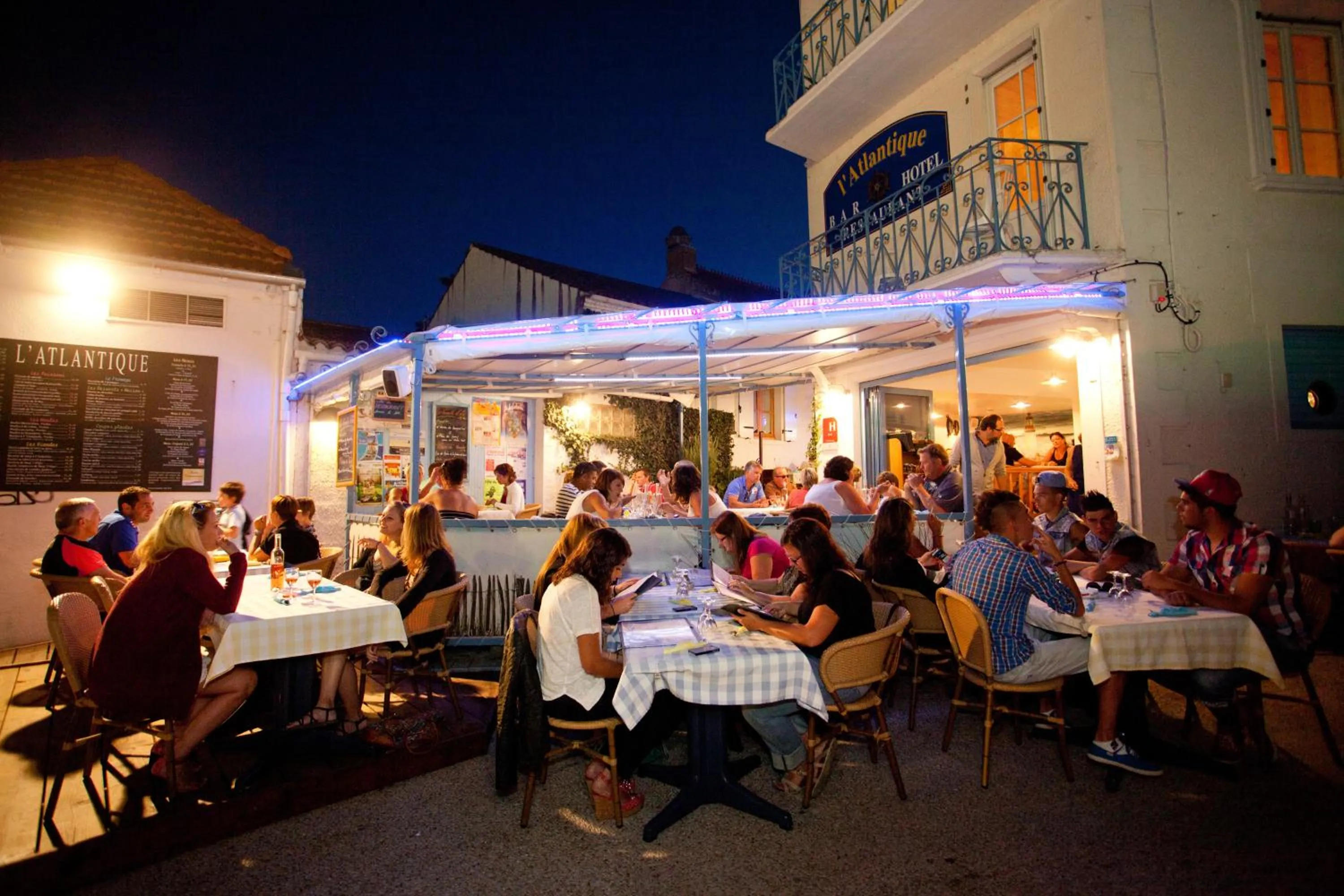 People in Hotel de l'Atlantique