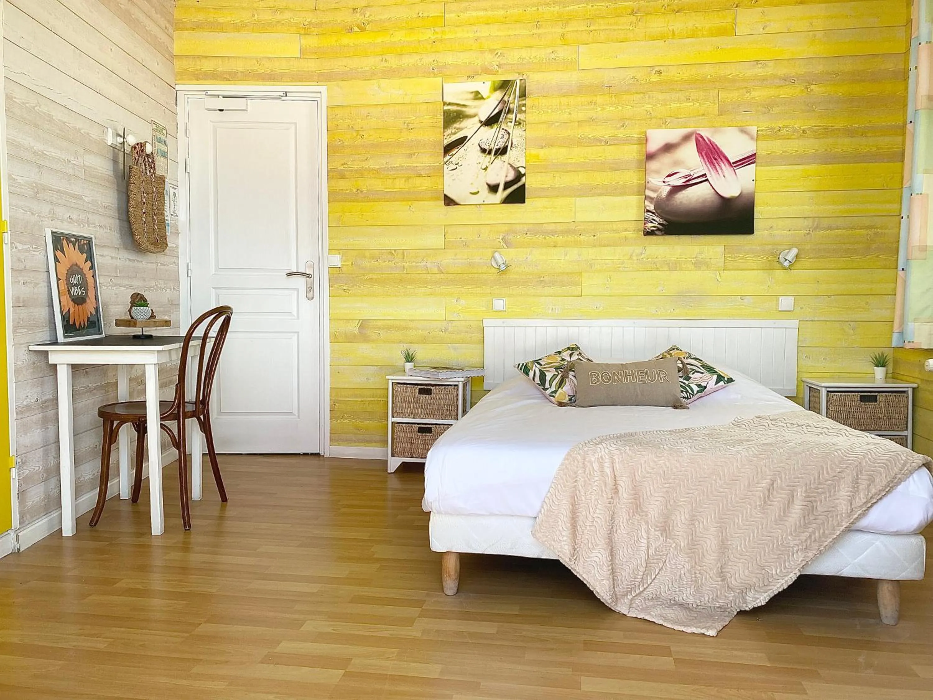 Photo of the whole room, Bed in Hotel de l'Atlantique