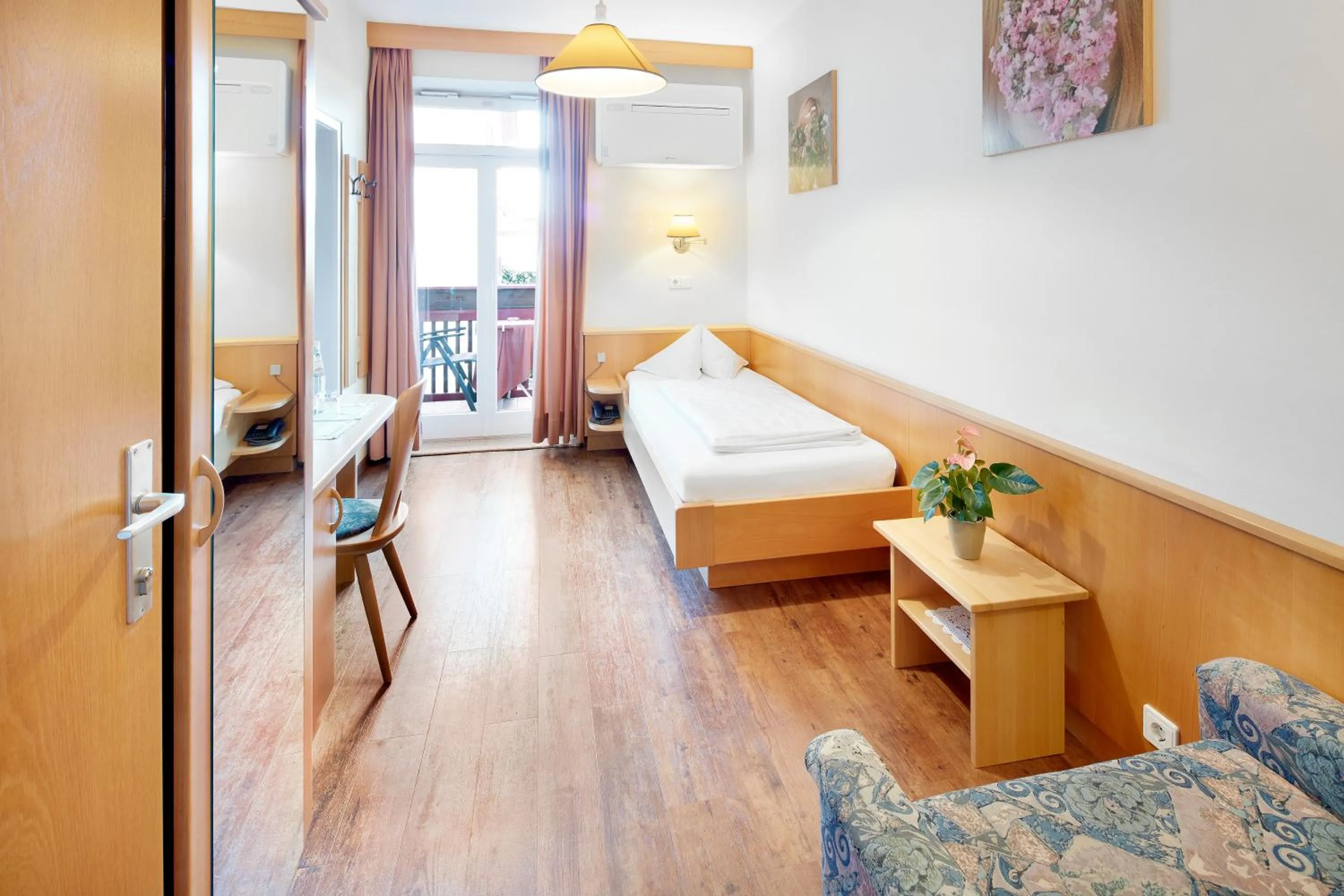 Bed in Angerburg Blumenhotel