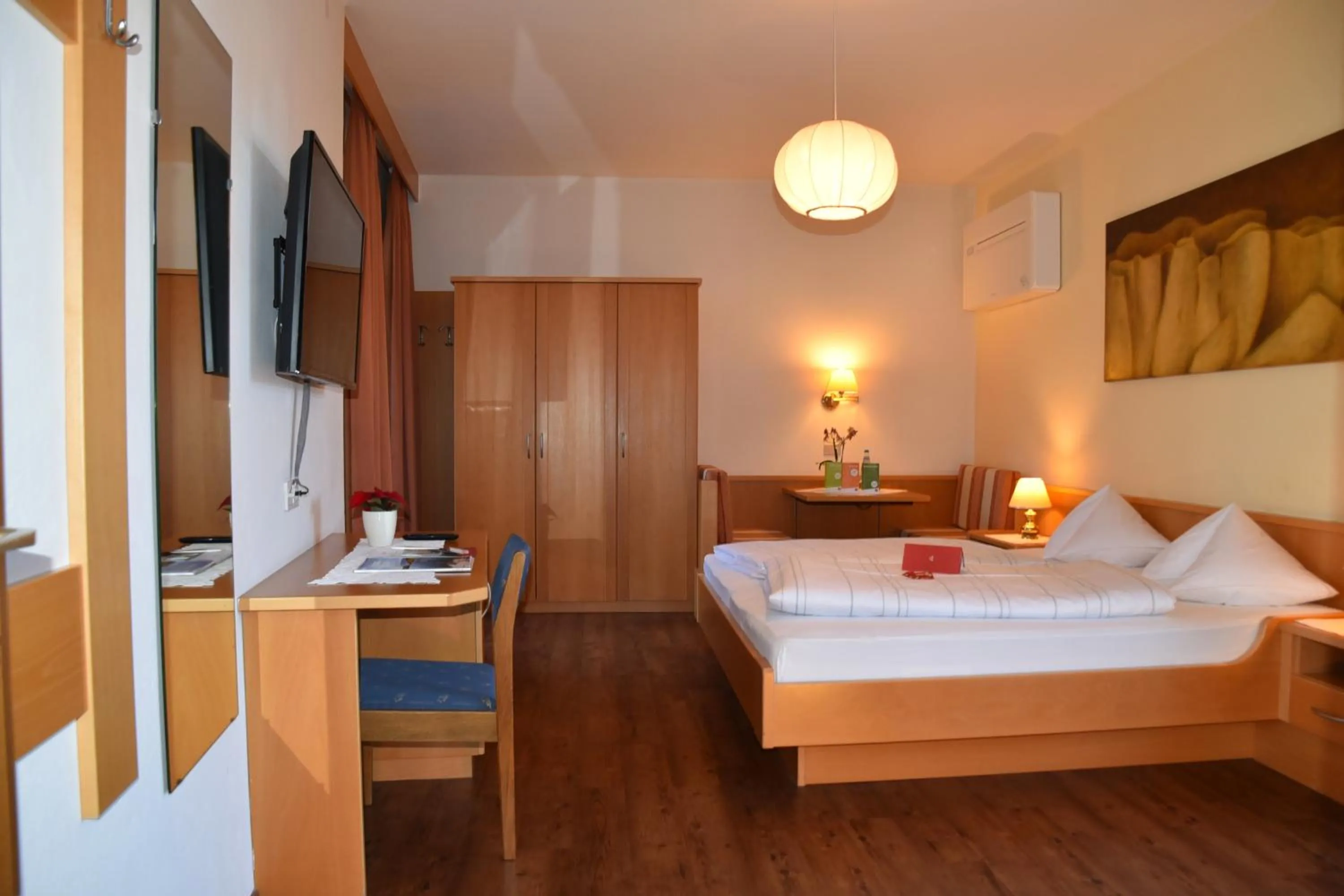 Bed in Angerburg Blumenhotel