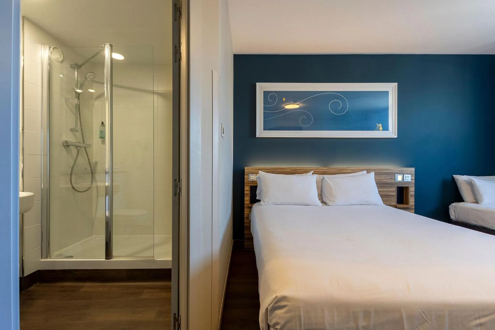 Shower, Bed in Travelodge Barcelona Poblenou