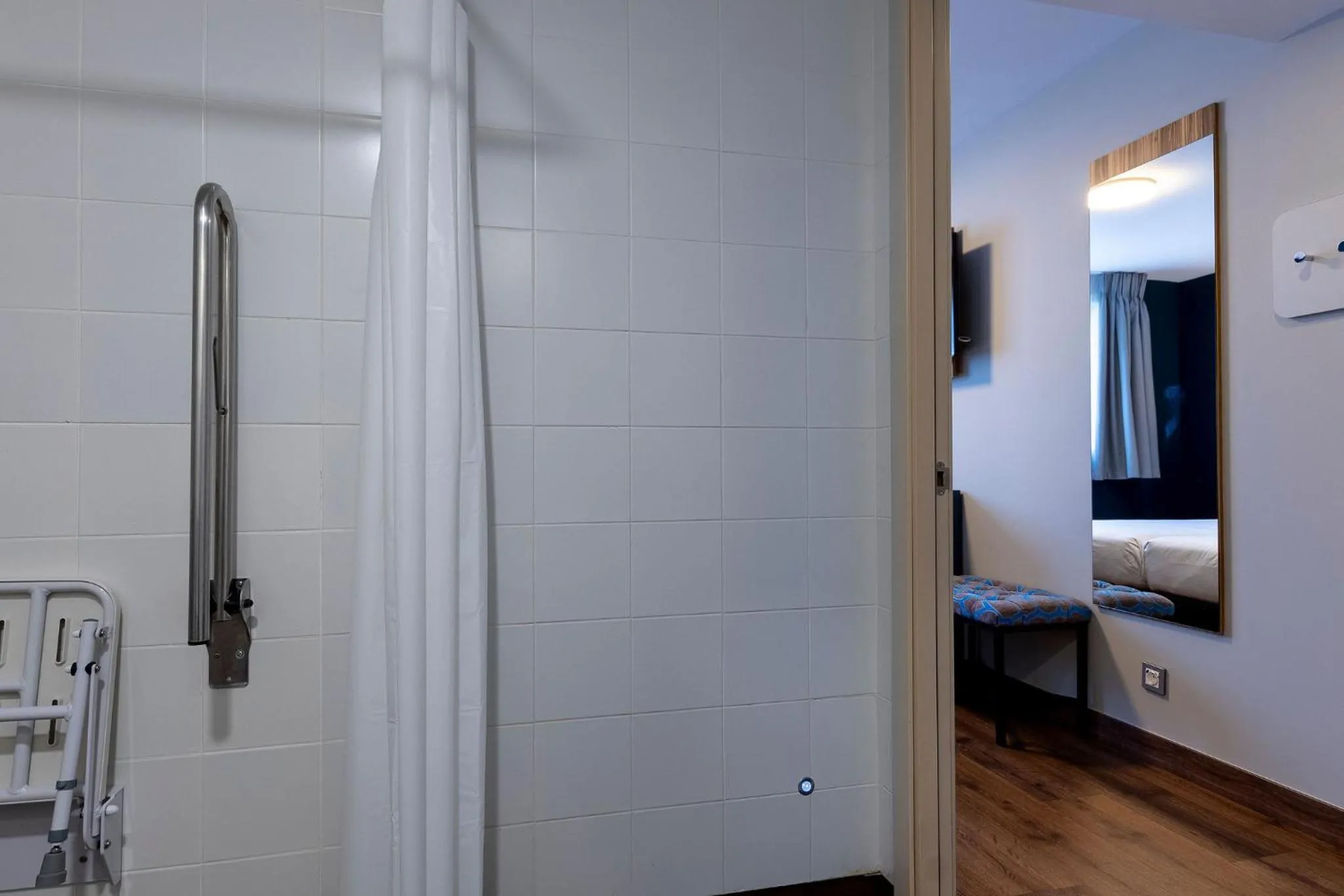 Shower, Bed in Travelodge Barcelona Poblenou