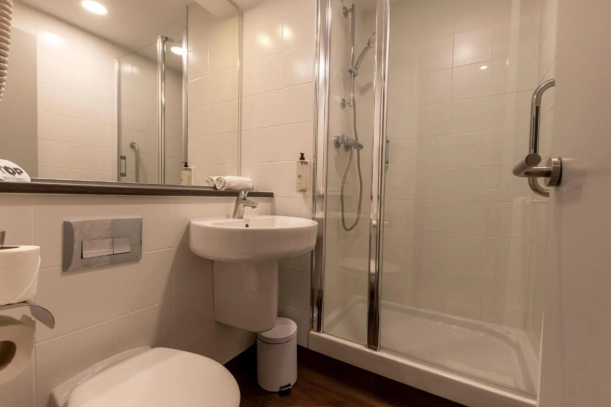 Shower in Travelodge Barcelona Poblenou