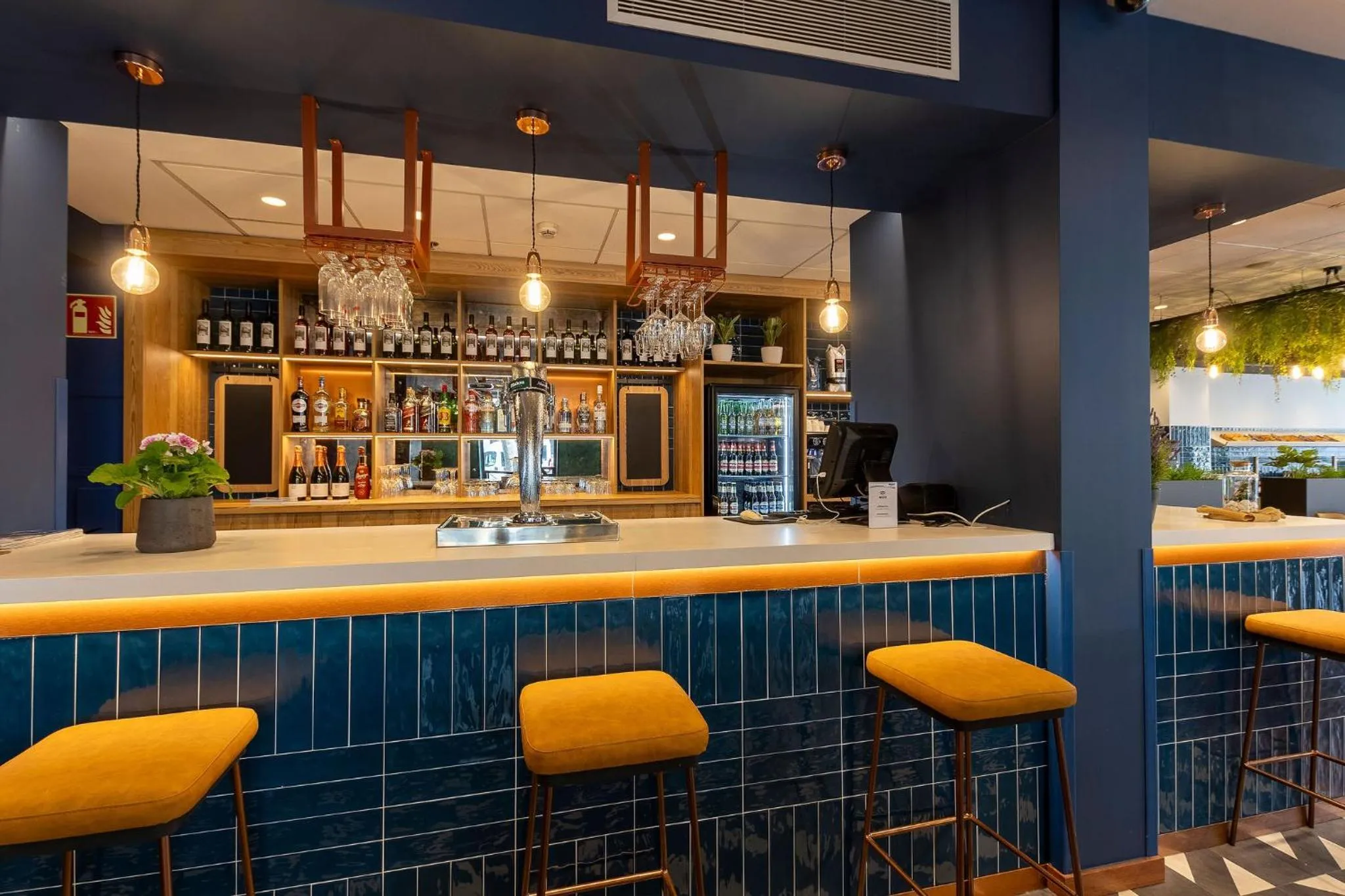 Lounge or bar in Travelodge Barcelona Poblenou
