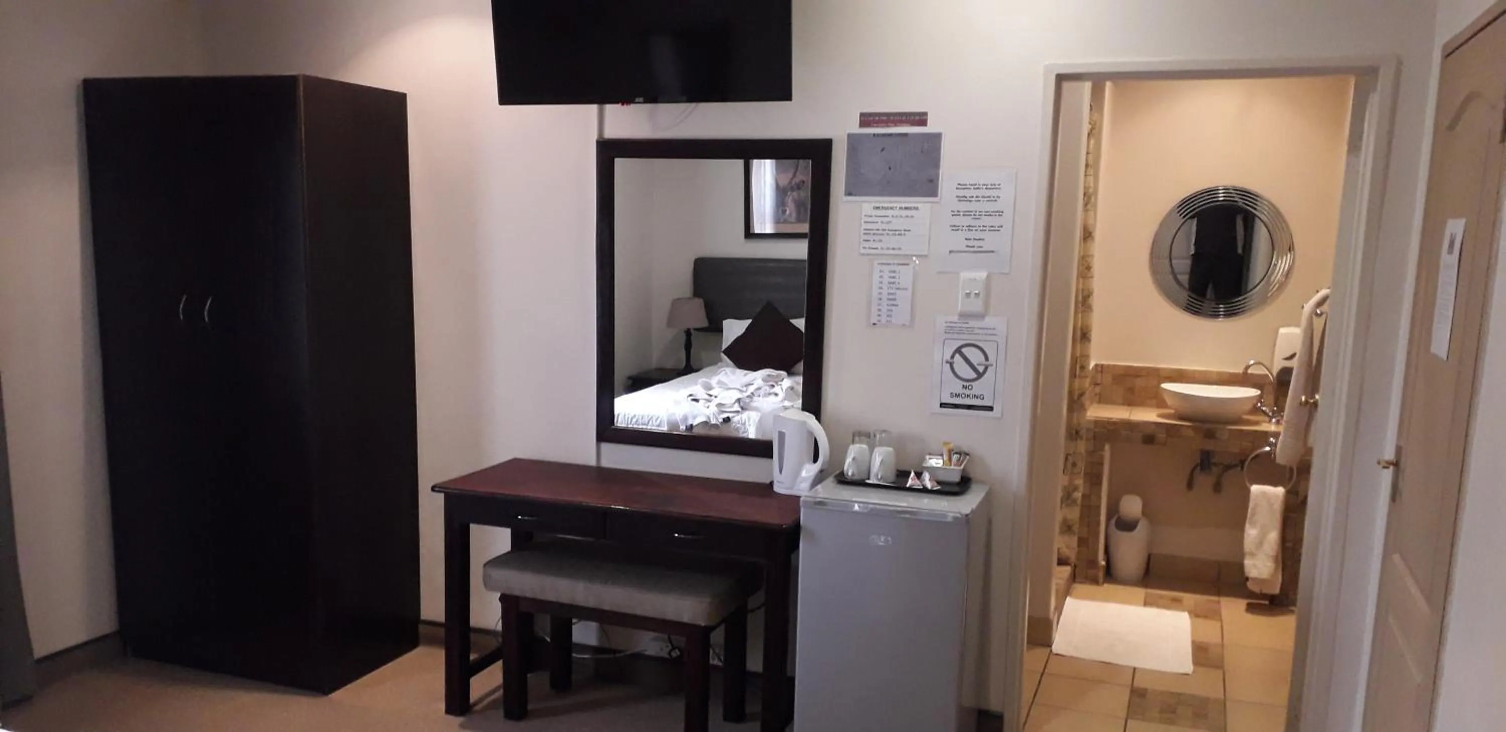 Bathroom in Kalahari Lodge Kimberley