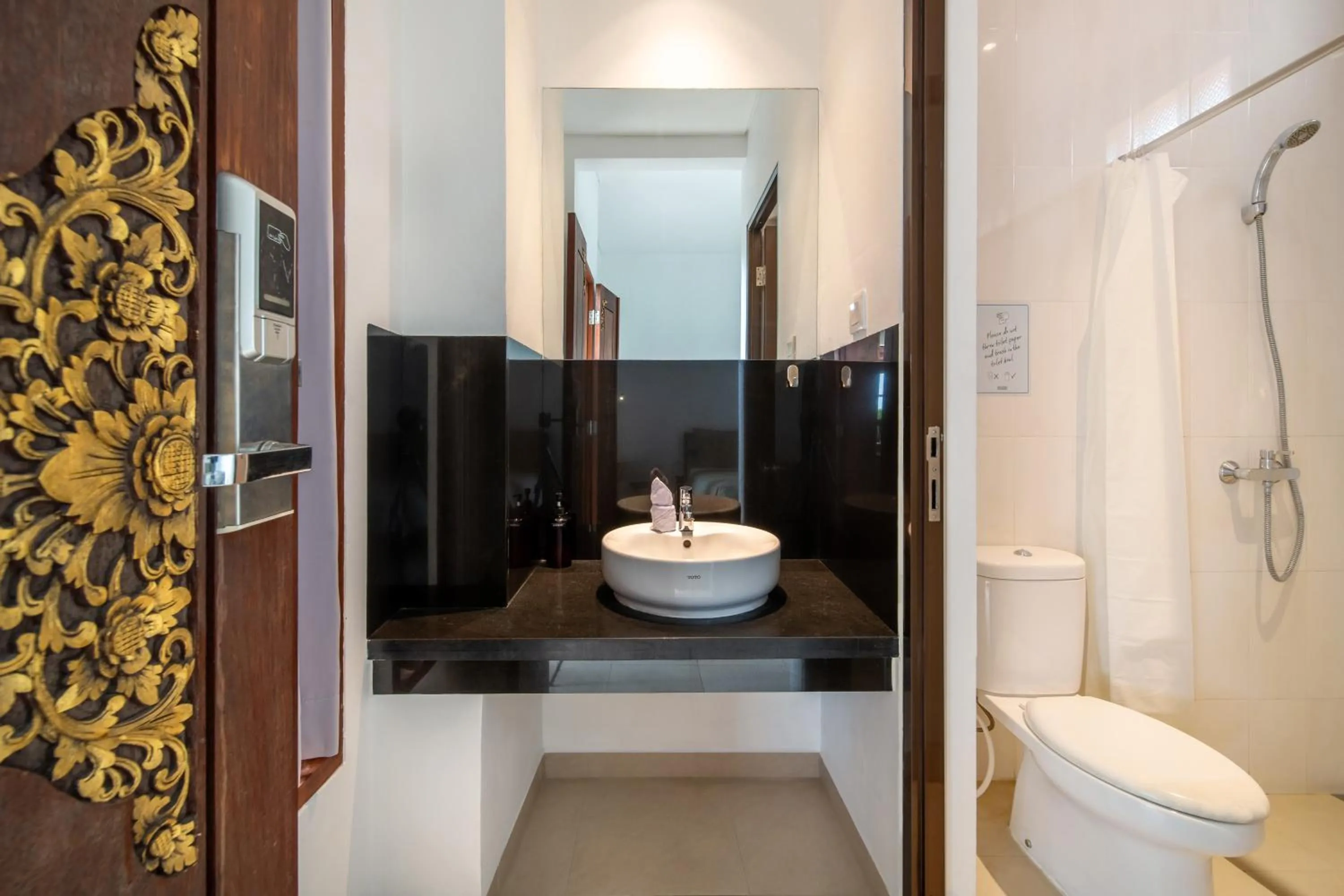 Toilet in Gelatik Bed And Breakfast