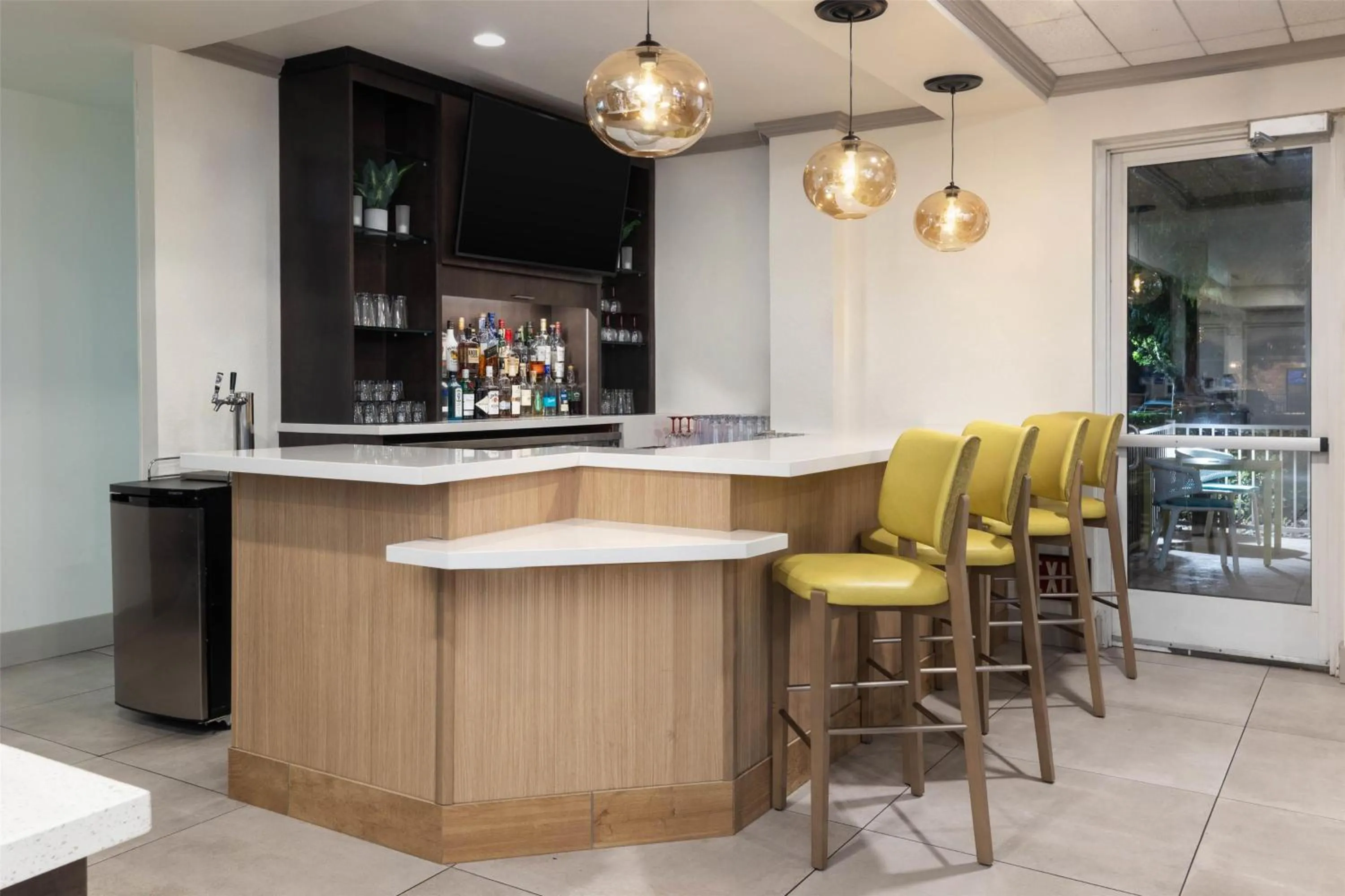 Lounge or bar in Hilton Garden Inn Ontario Rancho Cucamonga