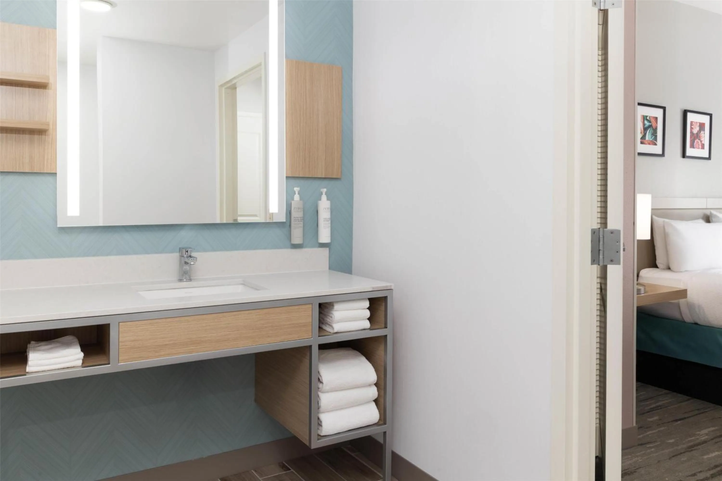 Bathroom, Bed in Hilton Garden Inn Ontario Rancho Cucamonga