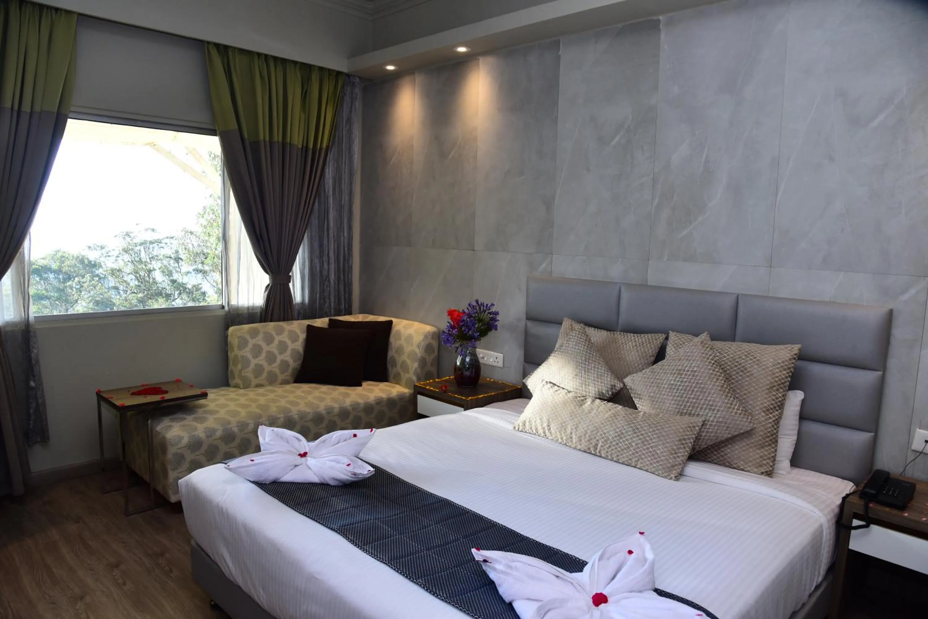 Bedroom, Bed in Sinclairs Retreat Ooty