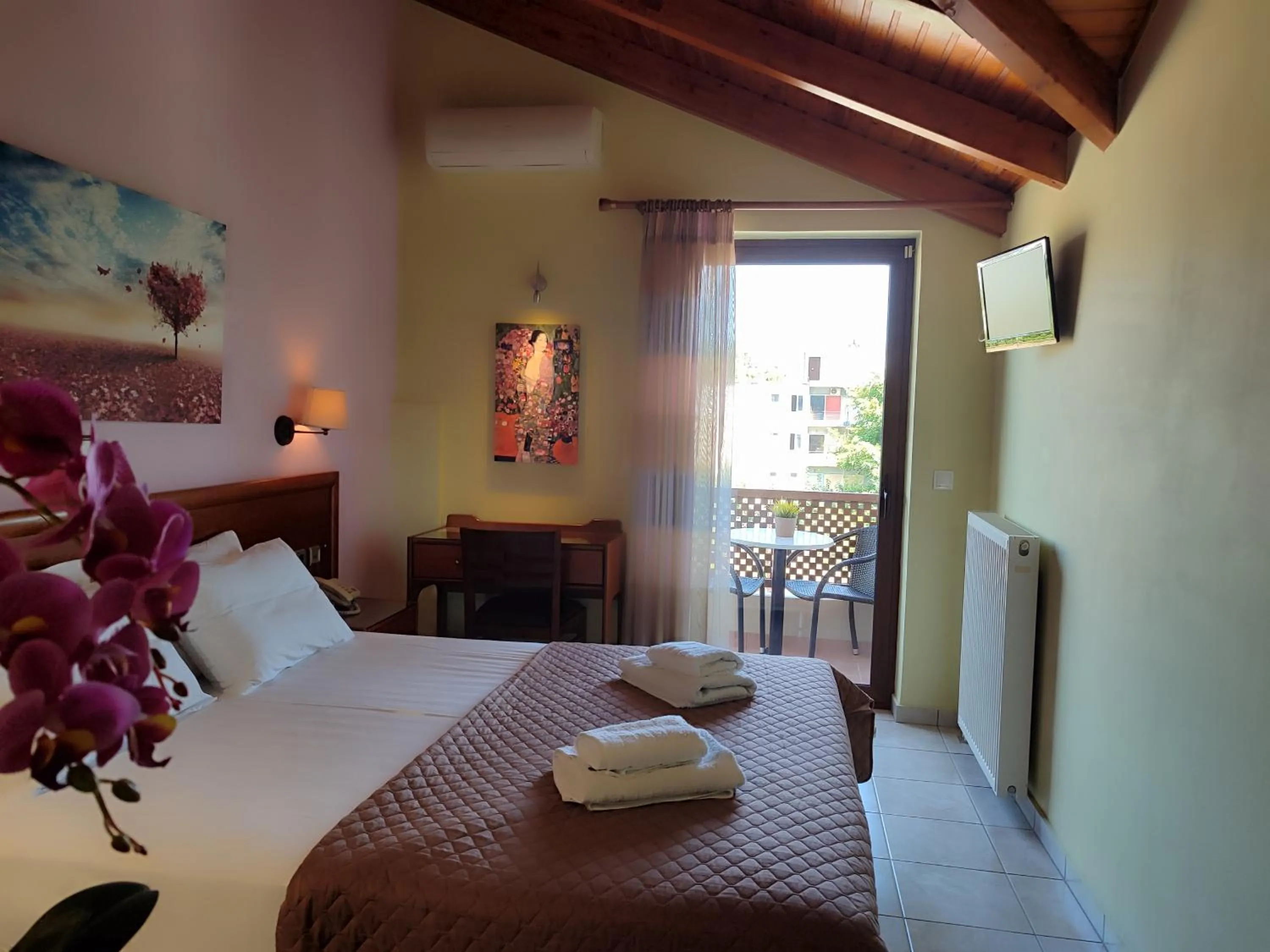 Bed in Hotel Prigipikon Suites and sofites