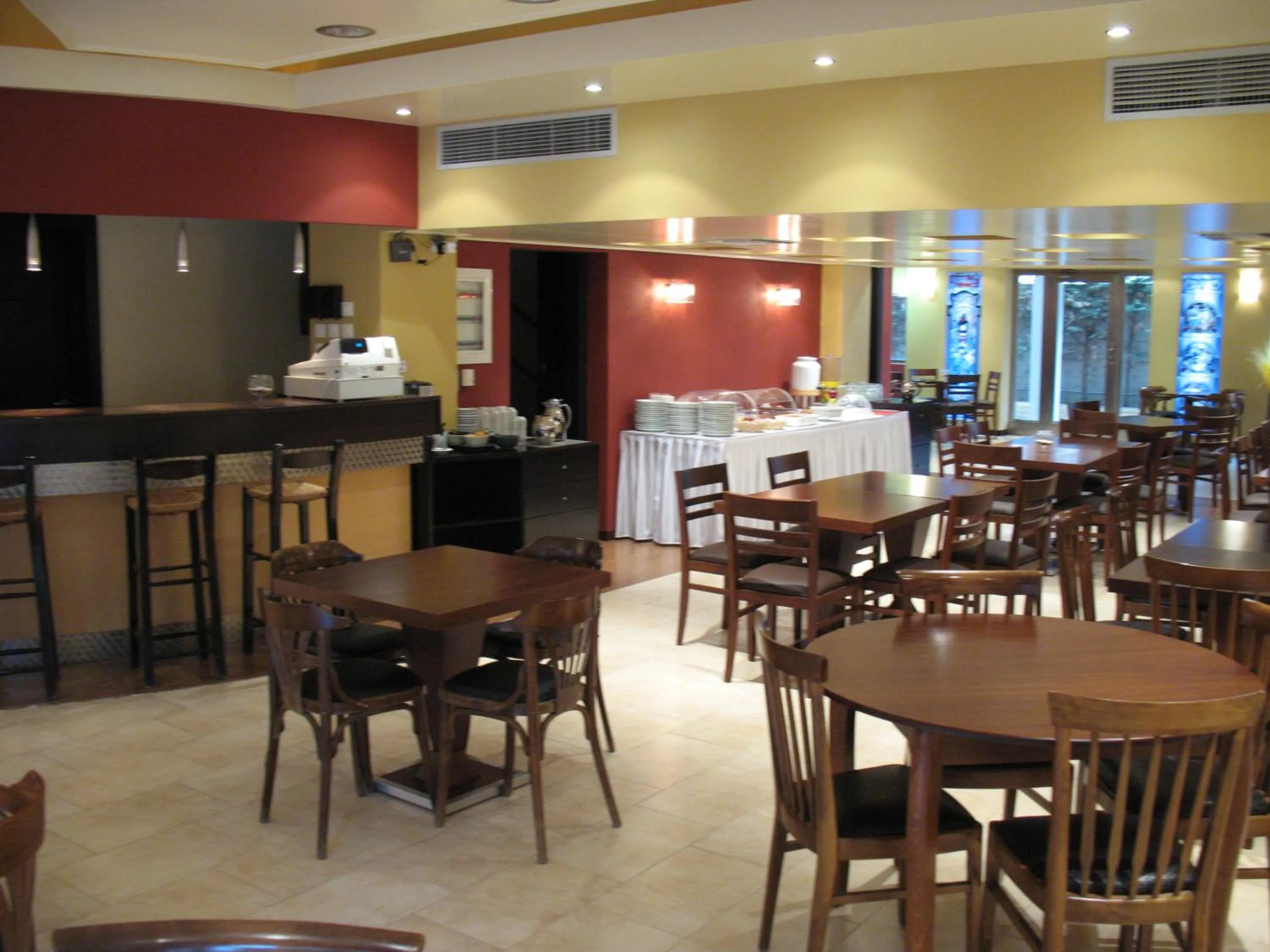 Restaurant/places to eat in Hotel Prigipikon Suites and sofites