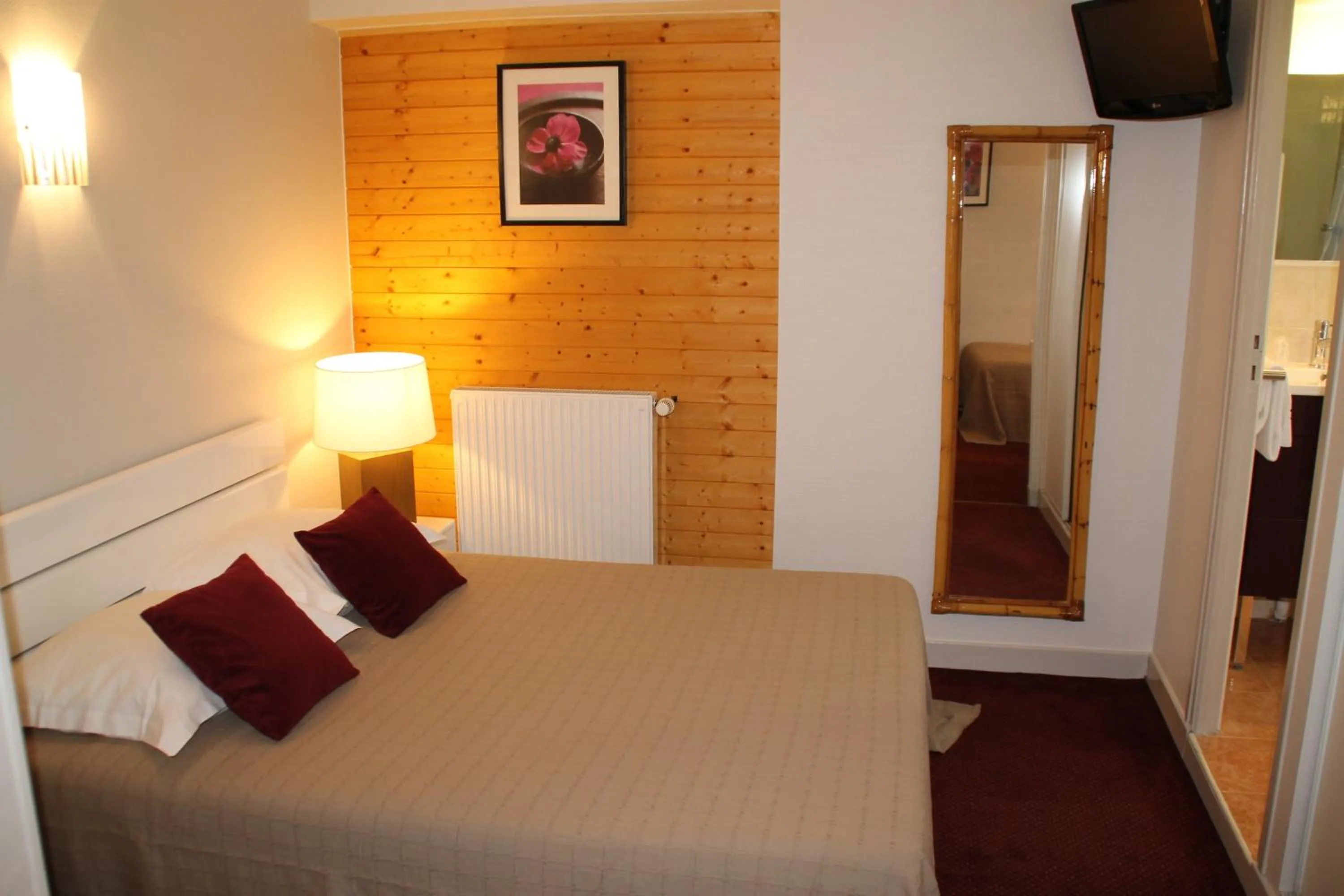 Photo of the whole room, Bed in Hôtel Rivière