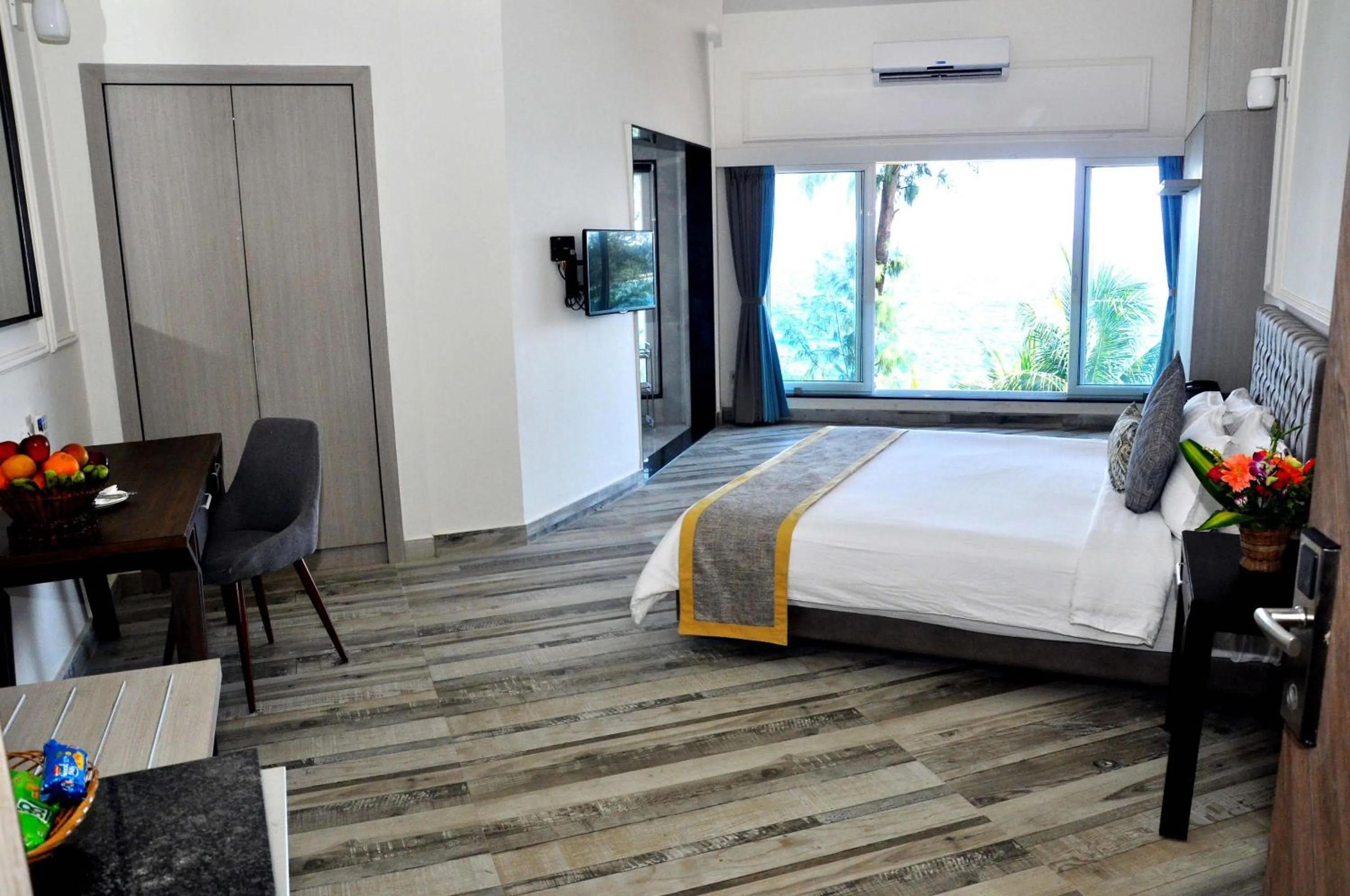 Photo of the whole room, Bed in Sinclairs Bayview