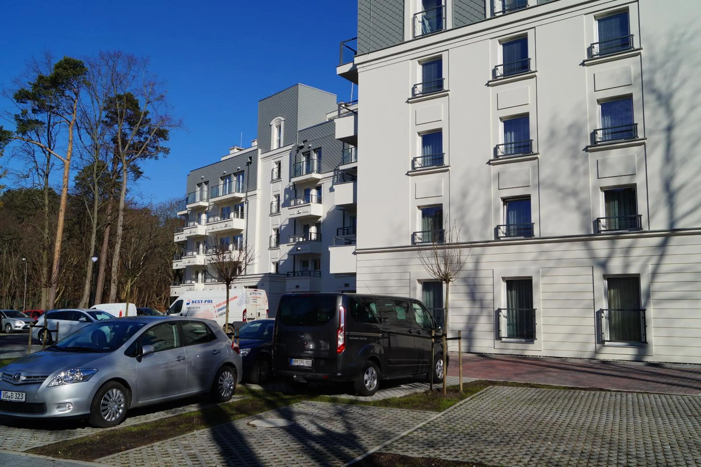 Property building in Osiedle Cesarskie Apartamenty - Parking - Apartamenty Bryza