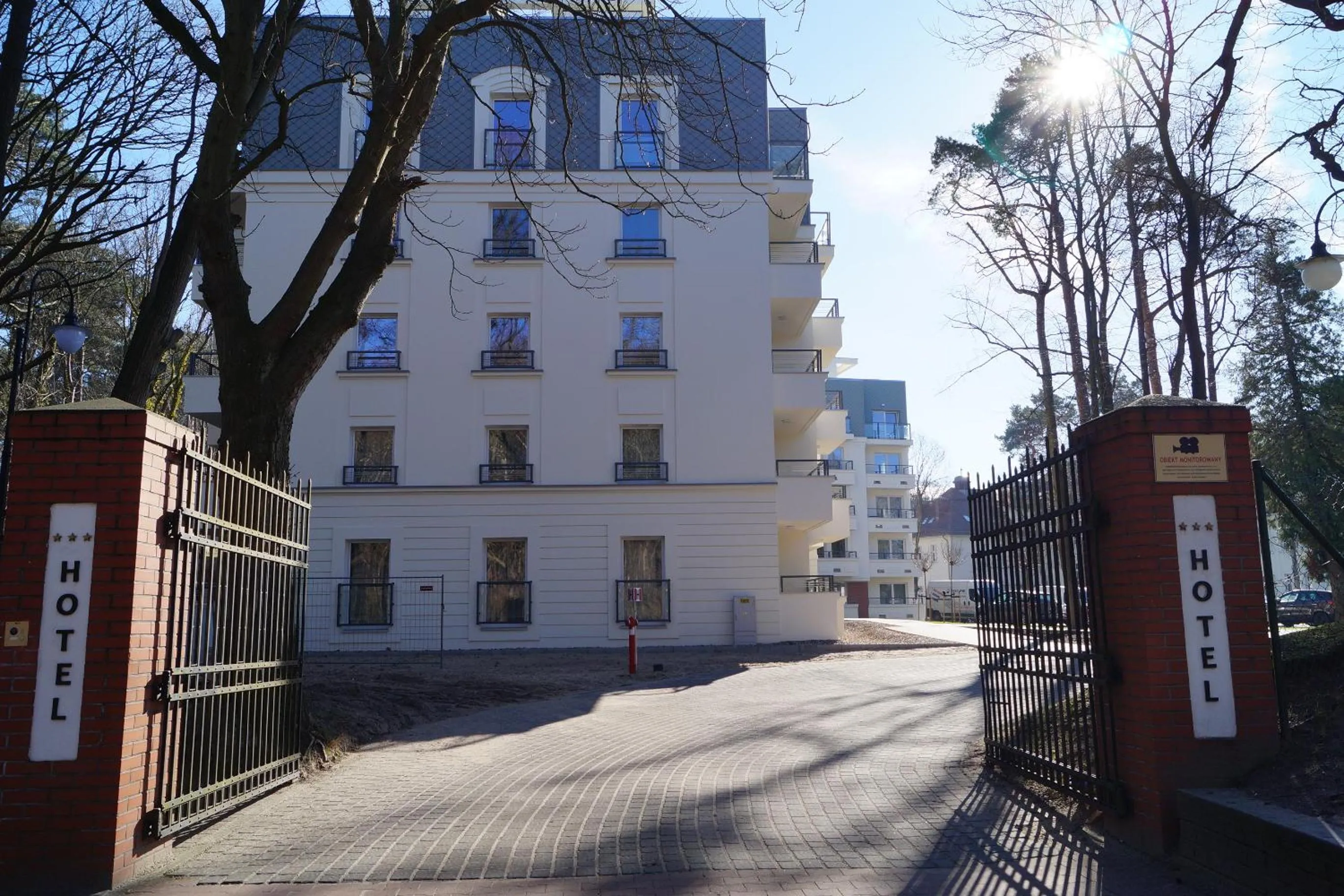 Property building in Osiedle Cesarskie Apartamenty - Parking - Apartamenty Bryza