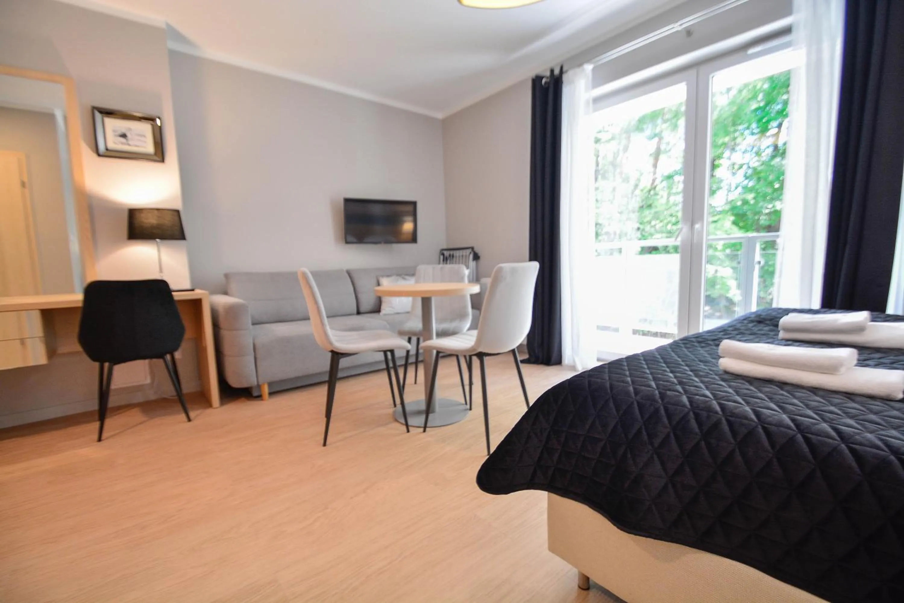 Balcony/Terrace, Bed in Osiedle Cesarskie Apartamenty - Parking - Apartamenty Bryza