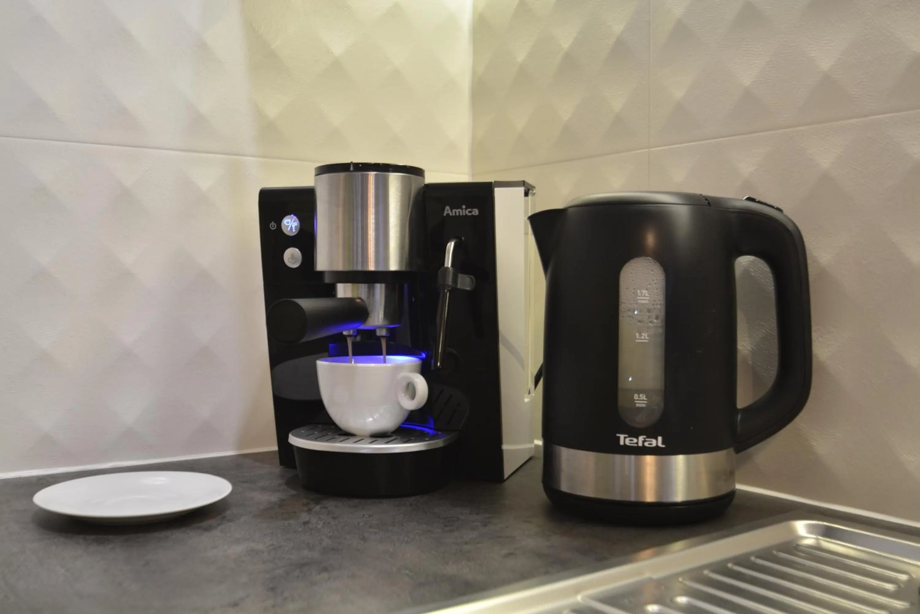 Coffee/tea facilities in Osiedle Cesarskie Apartamenty - Parking - Apartamenty Bryza