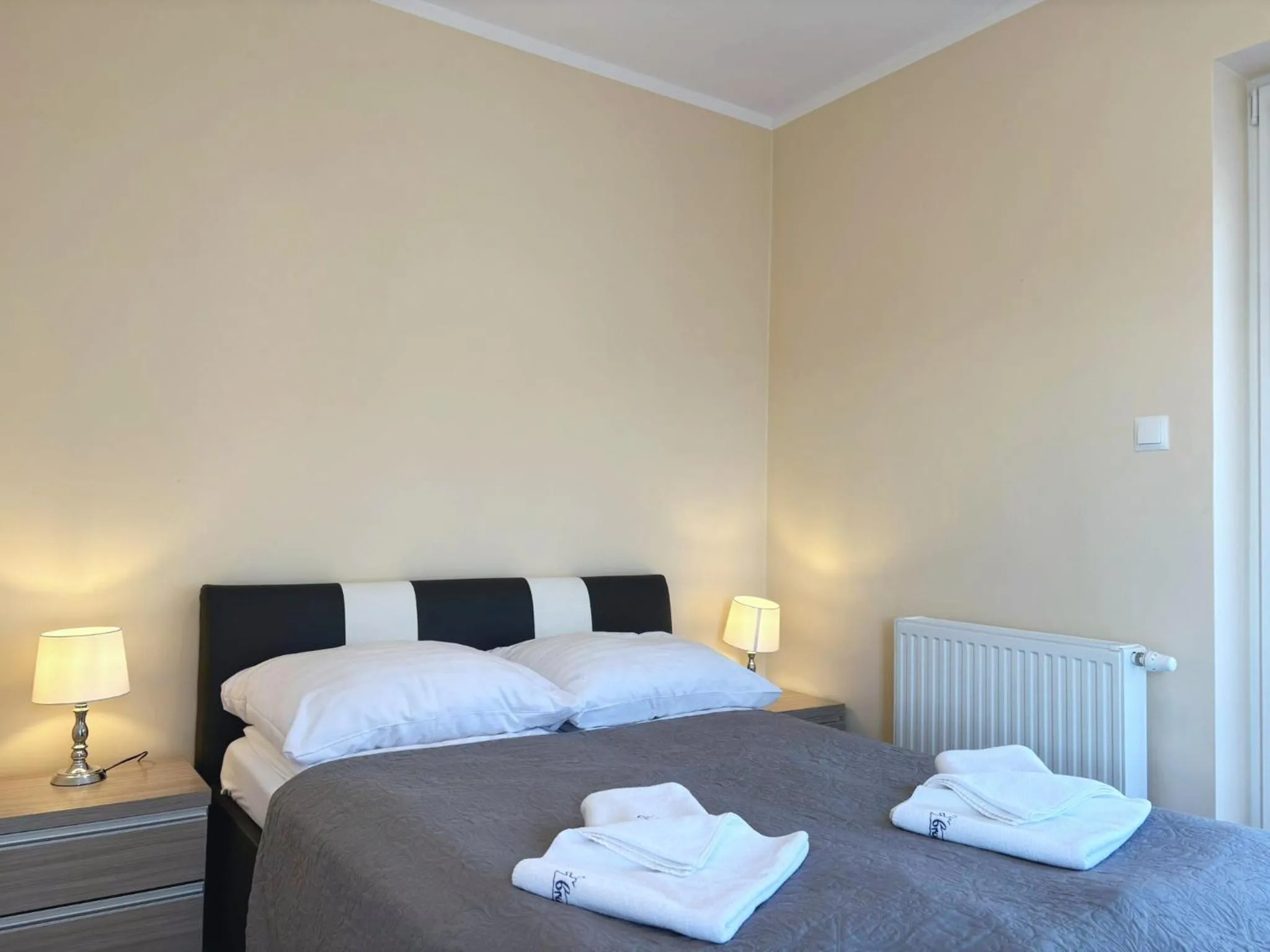 Bed in Osiedle Cesarskie Apartamenty - Parking - Apartamenty Bryza