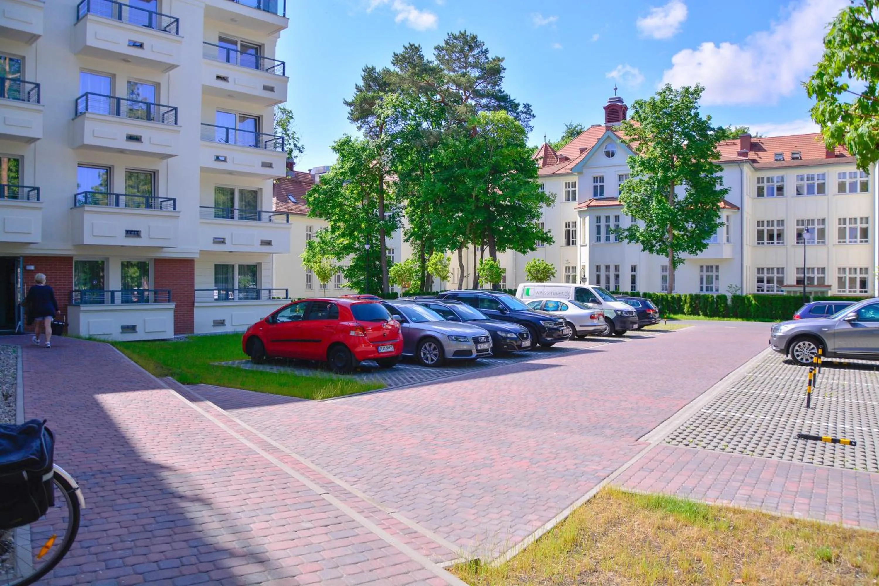 Property building in Osiedle Cesarskie Apartamenty - Parking - Apartamenty Bryza