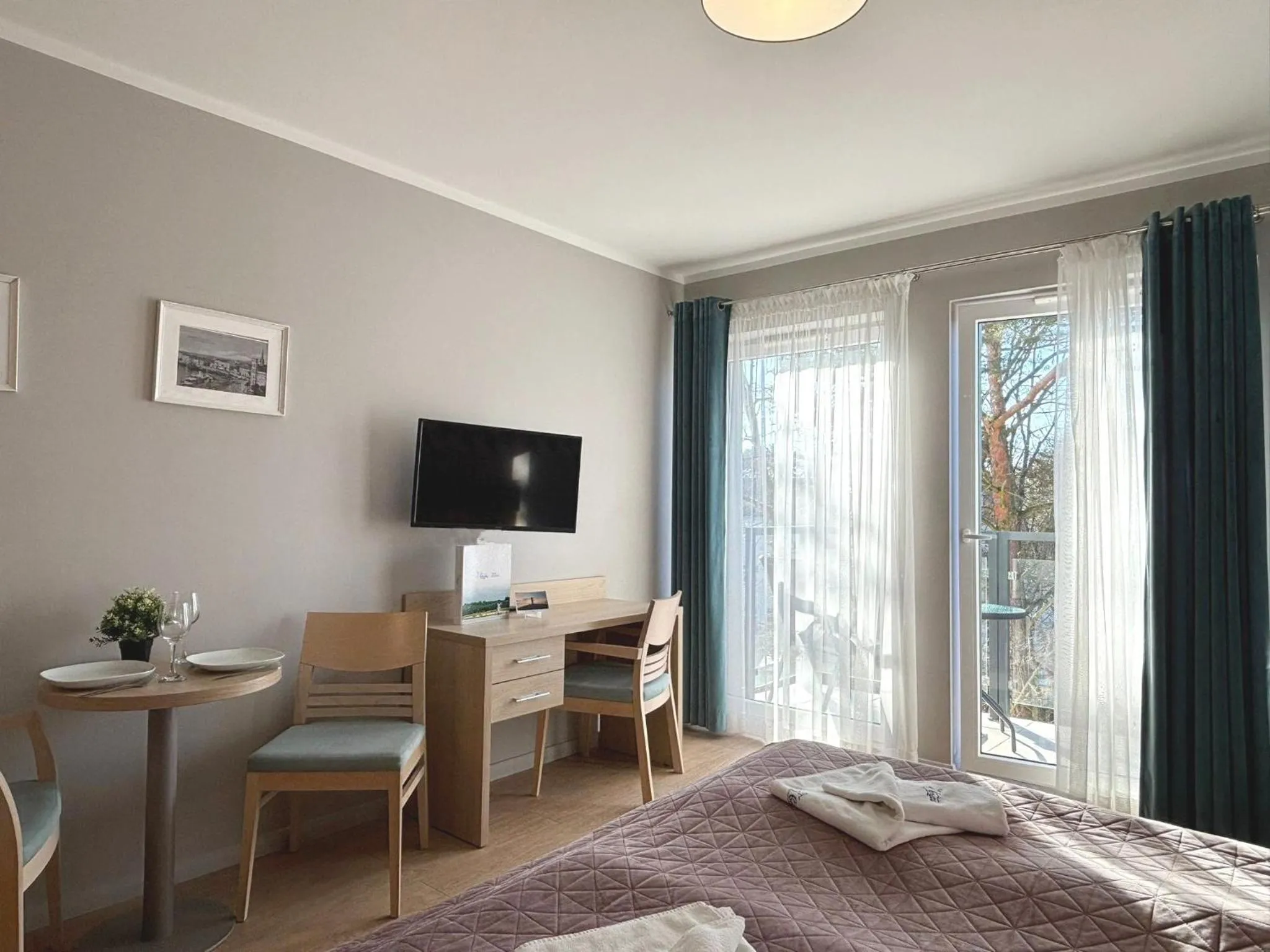 Bed in Osiedle Cesarskie Apartamenty - Parking - Apartamenty Bryza