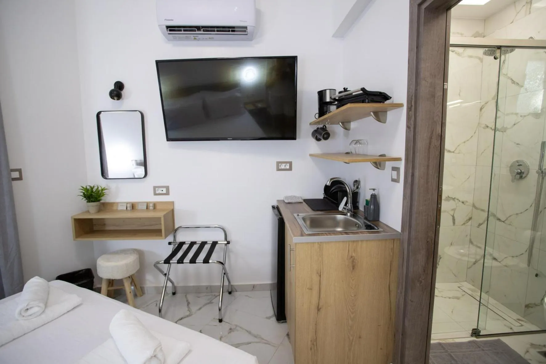 Shower, Bed in Star Hotel