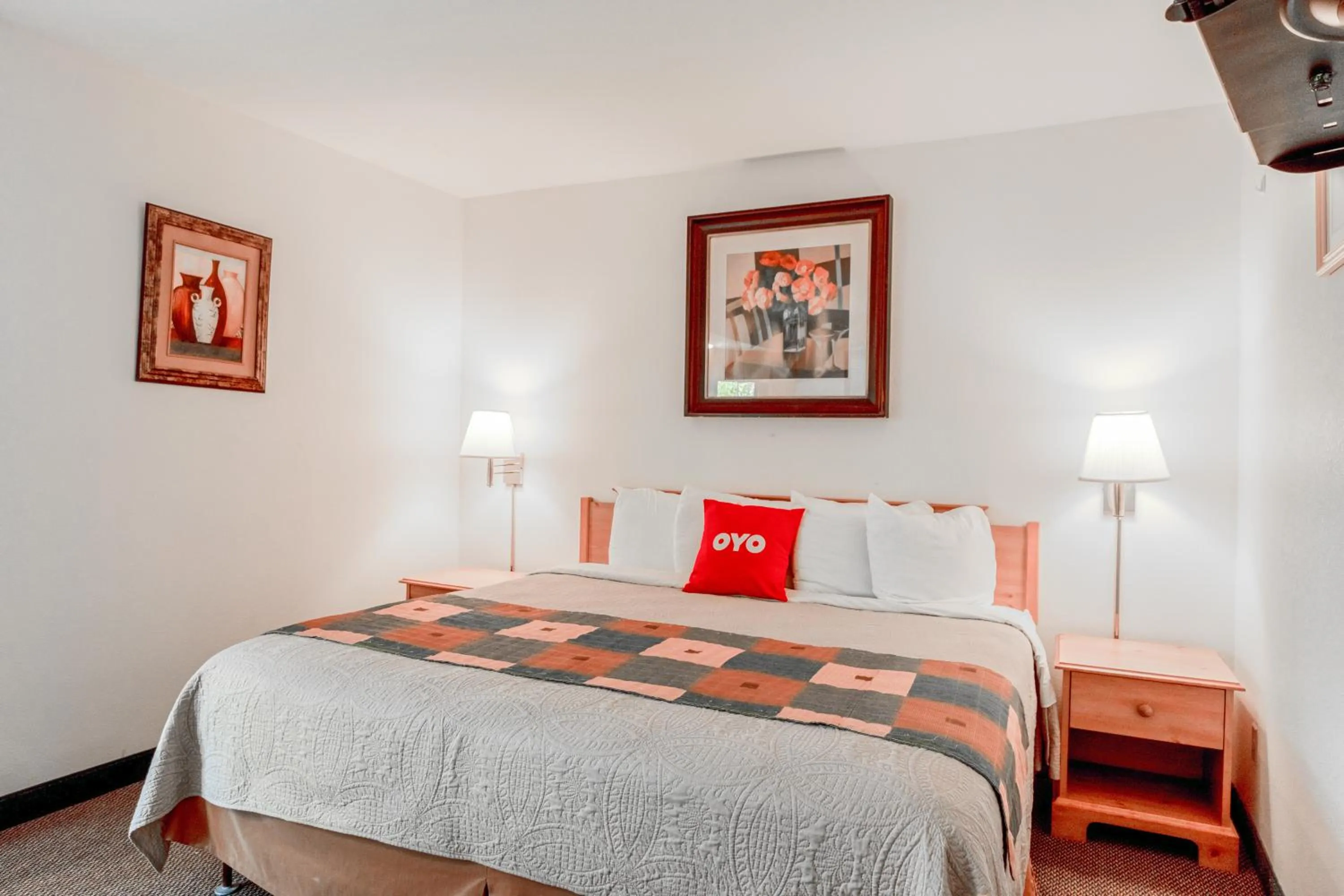 Bedroom, Bed in Hotel O Eureka Springs - Christ of Ozark Area