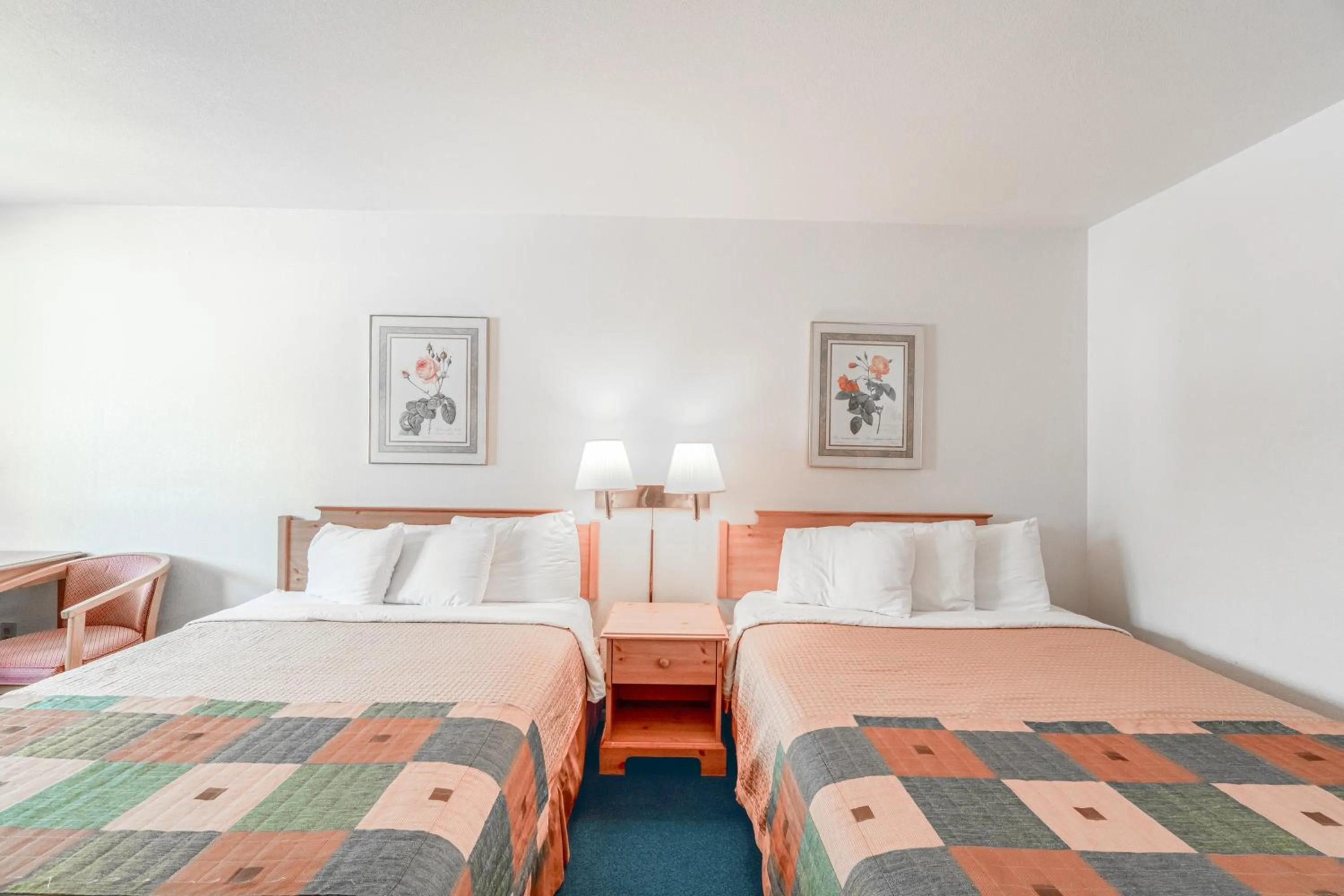 Bedroom, Bed in Hotel O Eureka Springs - Christ of Ozark Area