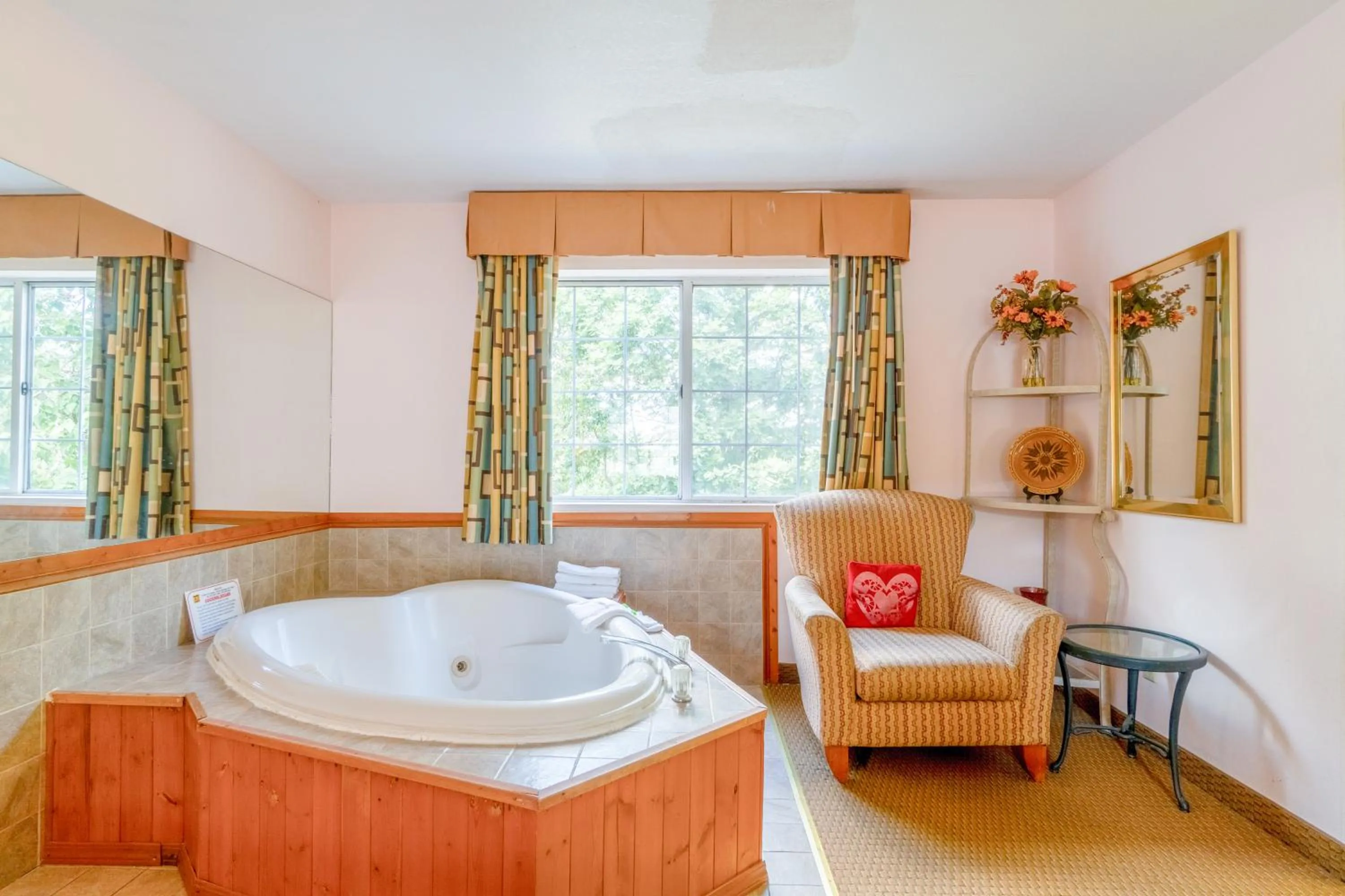 Hot Tub in Hotel O Eureka Springs - Christ of Ozark Area