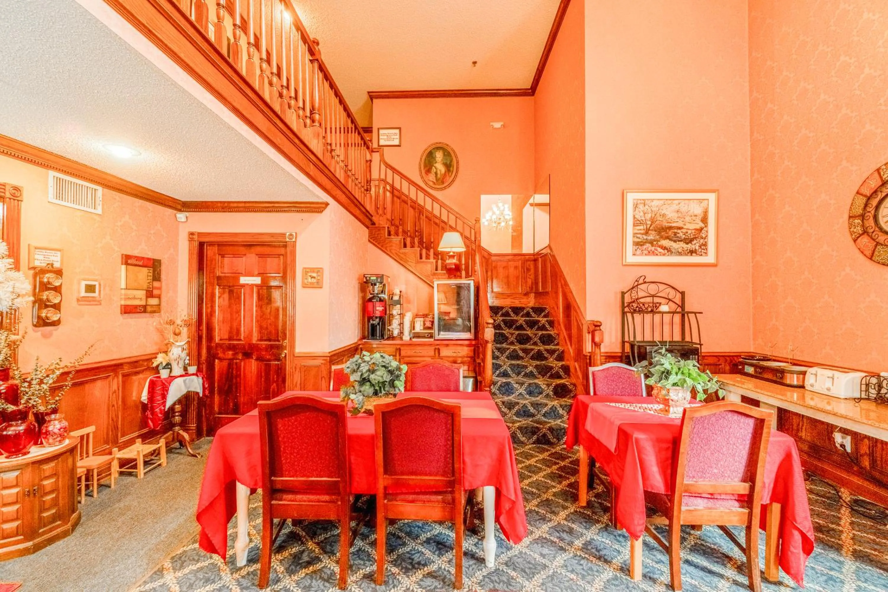 Breakfast in Hotel O Eureka Springs - Christ of Ozark Area