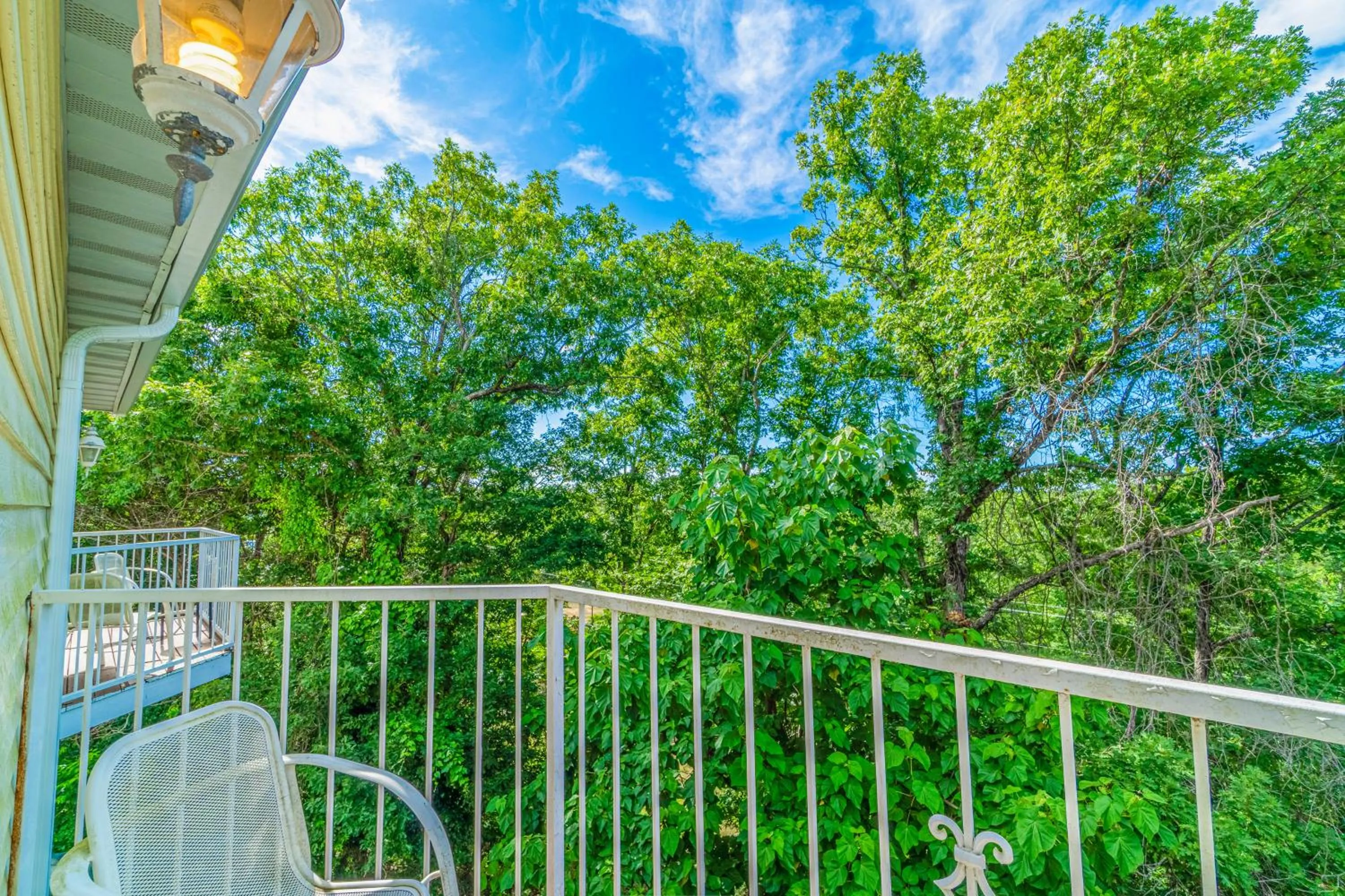 Balcony/Terrace in Hotel O Eureka Springs - Christ of Ozark Area