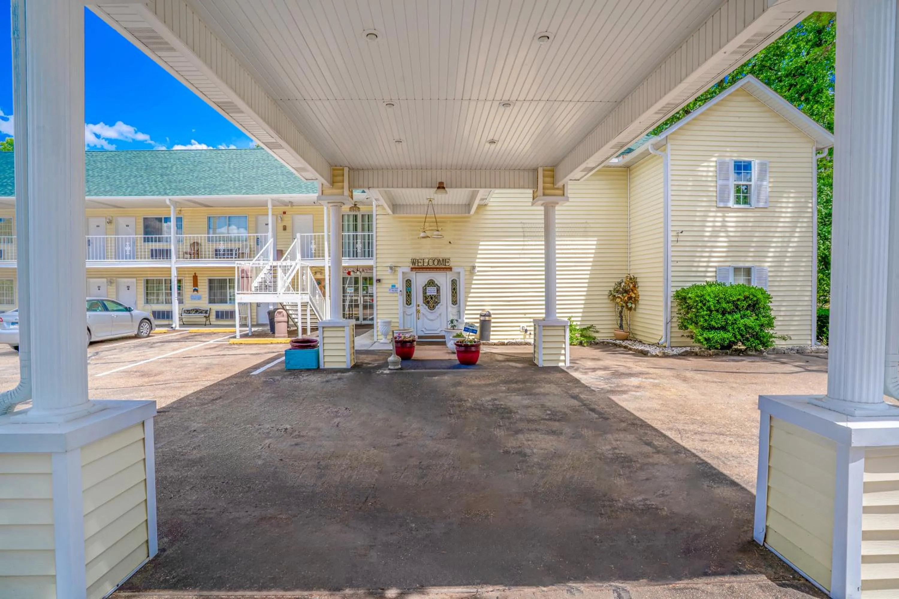Facade/entrance in Hotel O Eureka Springs - Christ of Ozark Area