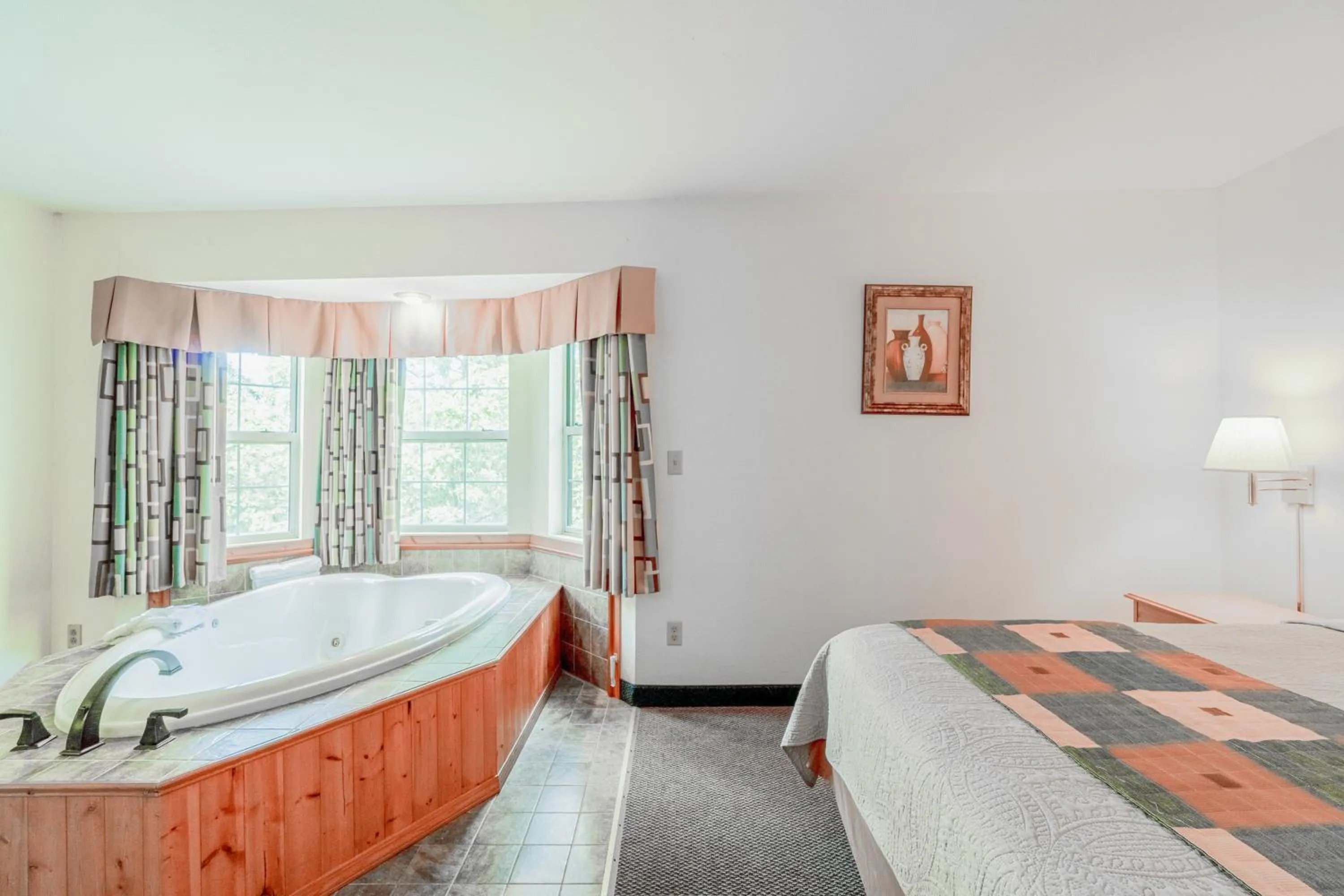 Hot Tub, Bed in Hotel O Eureka Springs - Christ of Ozark Area